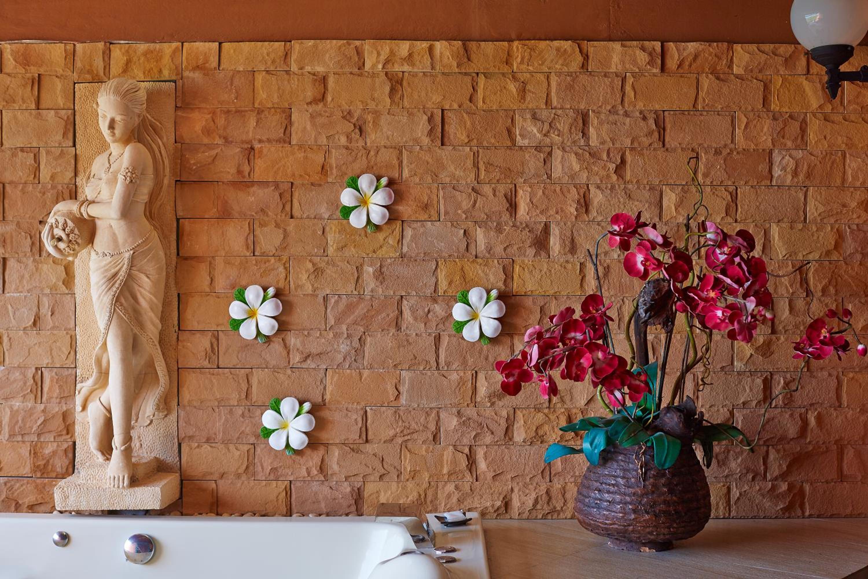 Honeymoon Suite - Photo 3