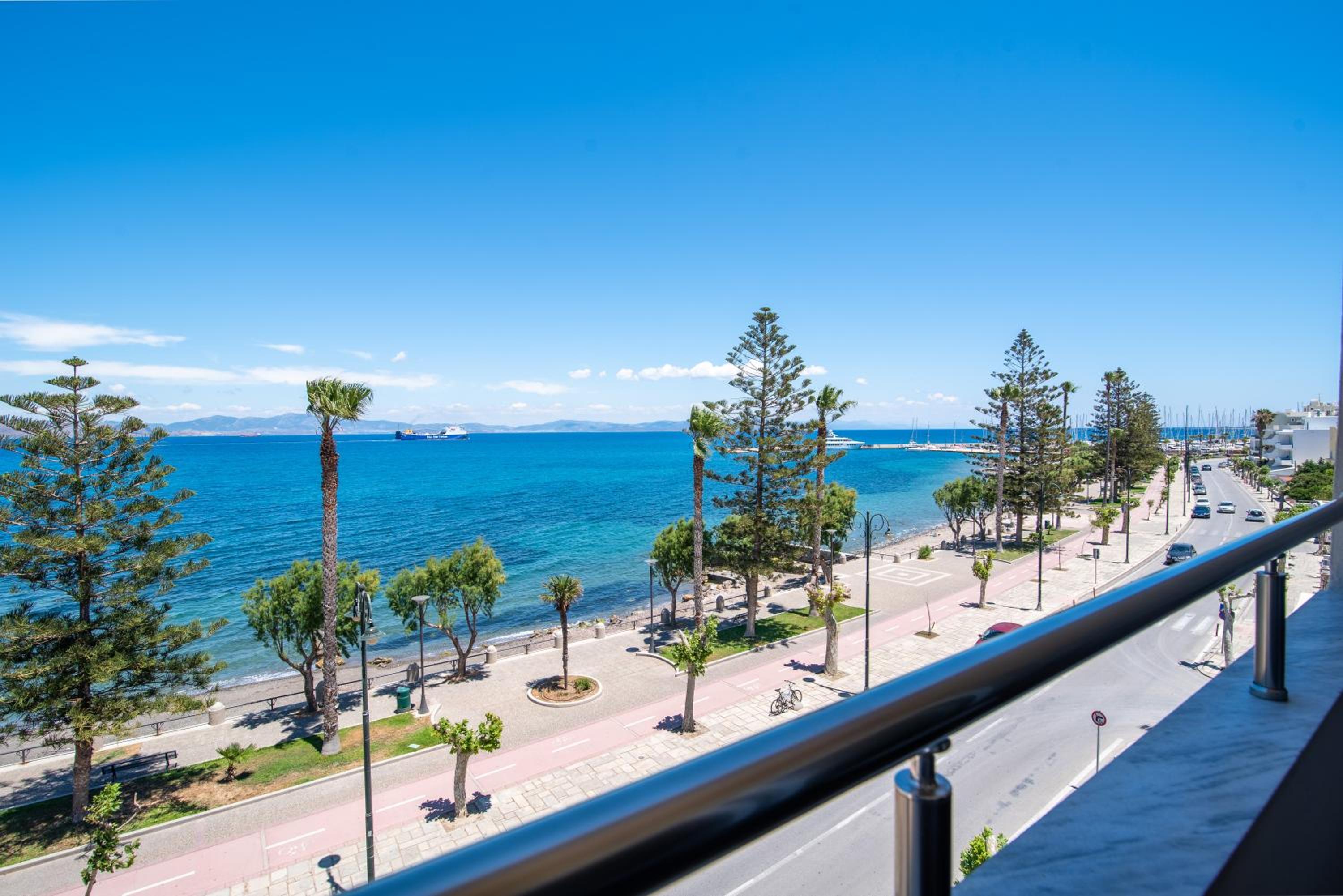 Deluxe Apartment with Sea View photo 3