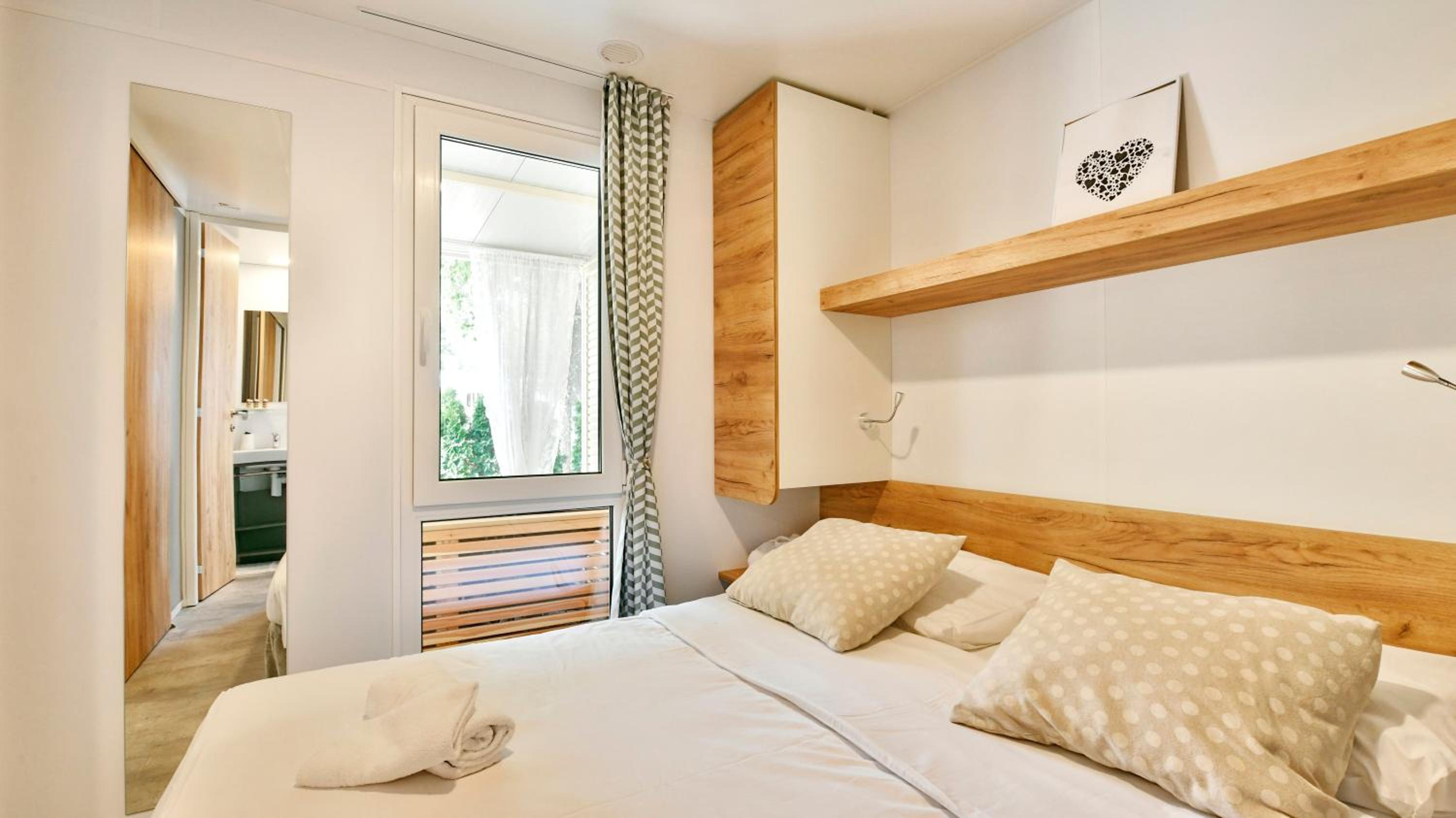 Deluxe Mobilheim mit zwei Schlafzimmern und Whirlpool