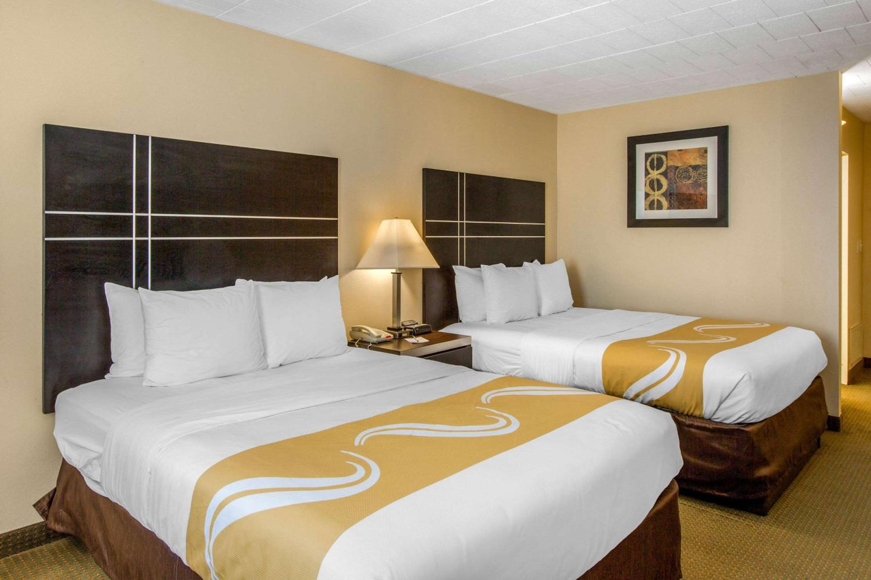 Standard Queen Room with Two Queen Beds - Non-Smoking - Photo 3