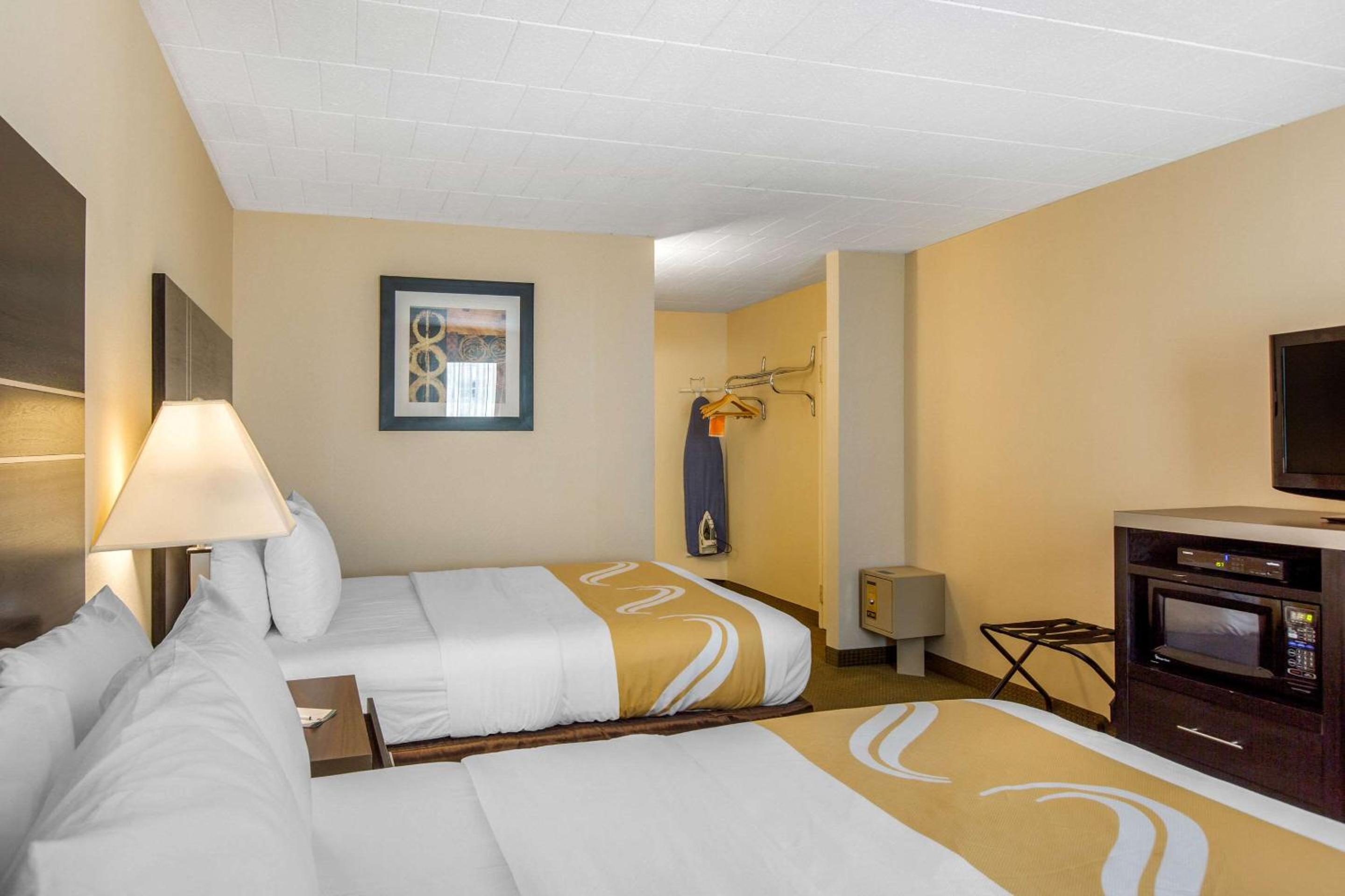 Standard Queen Room with Two Queen Beds - Non-Smoking - Photo 4
