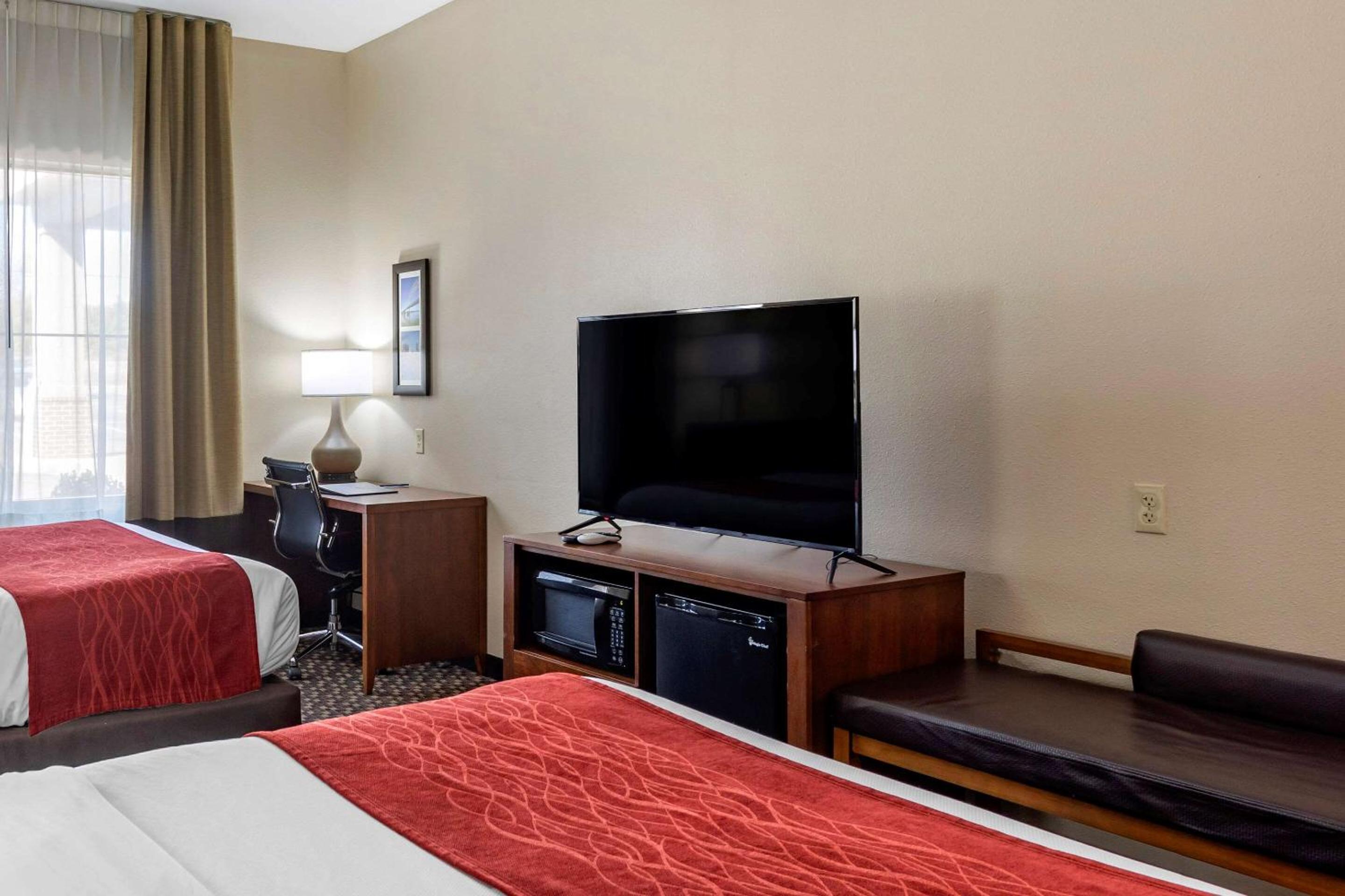 Queen Room with Two Queen Beds - Non-Smoking - Photo 3
