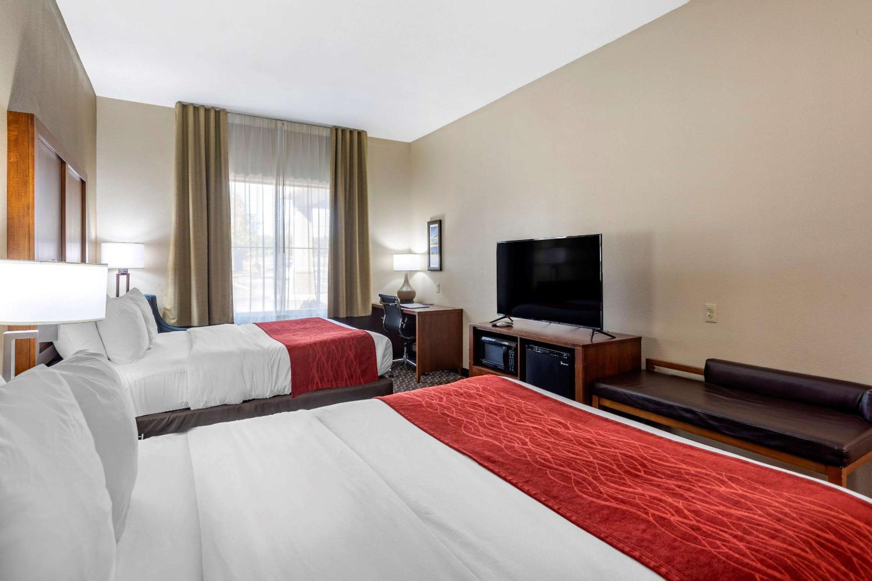 Queen Room with Two Queen Beds - Non-Smoking - Photo 4