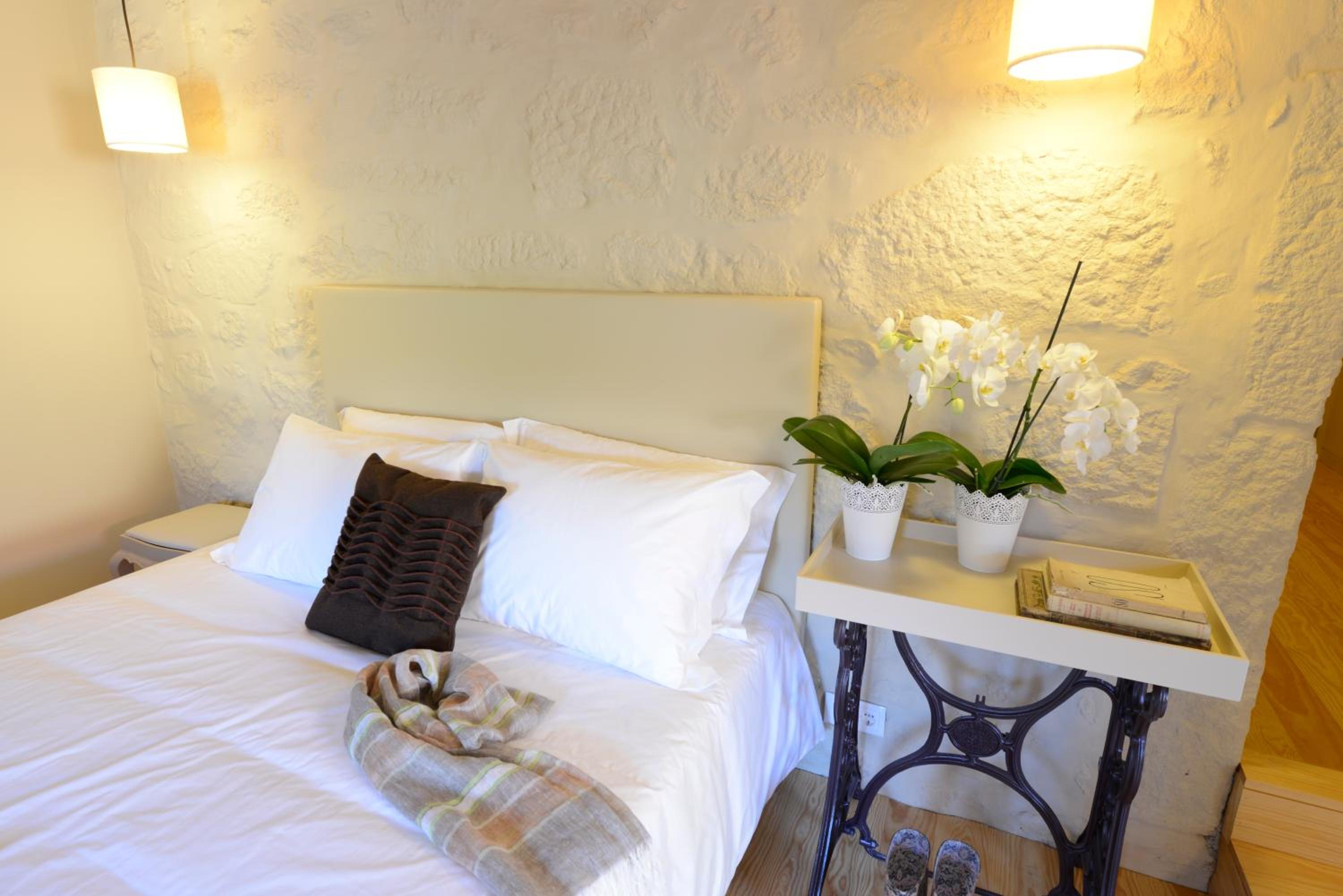 Deluxe Room (2 Adults + 1 Child) - Photo 2