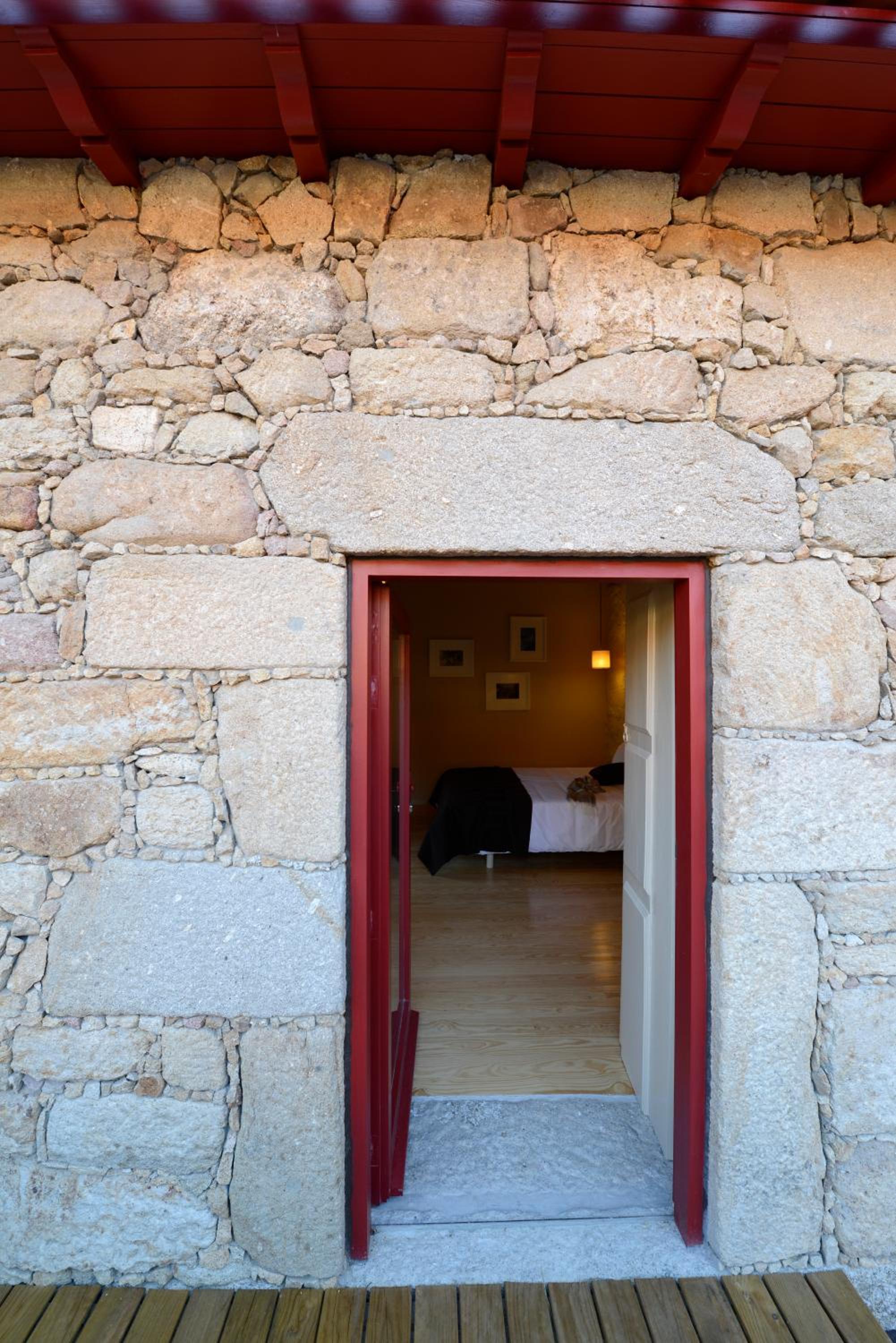 Deluxe Room (2 Adults + 1 Child) - Photo 4