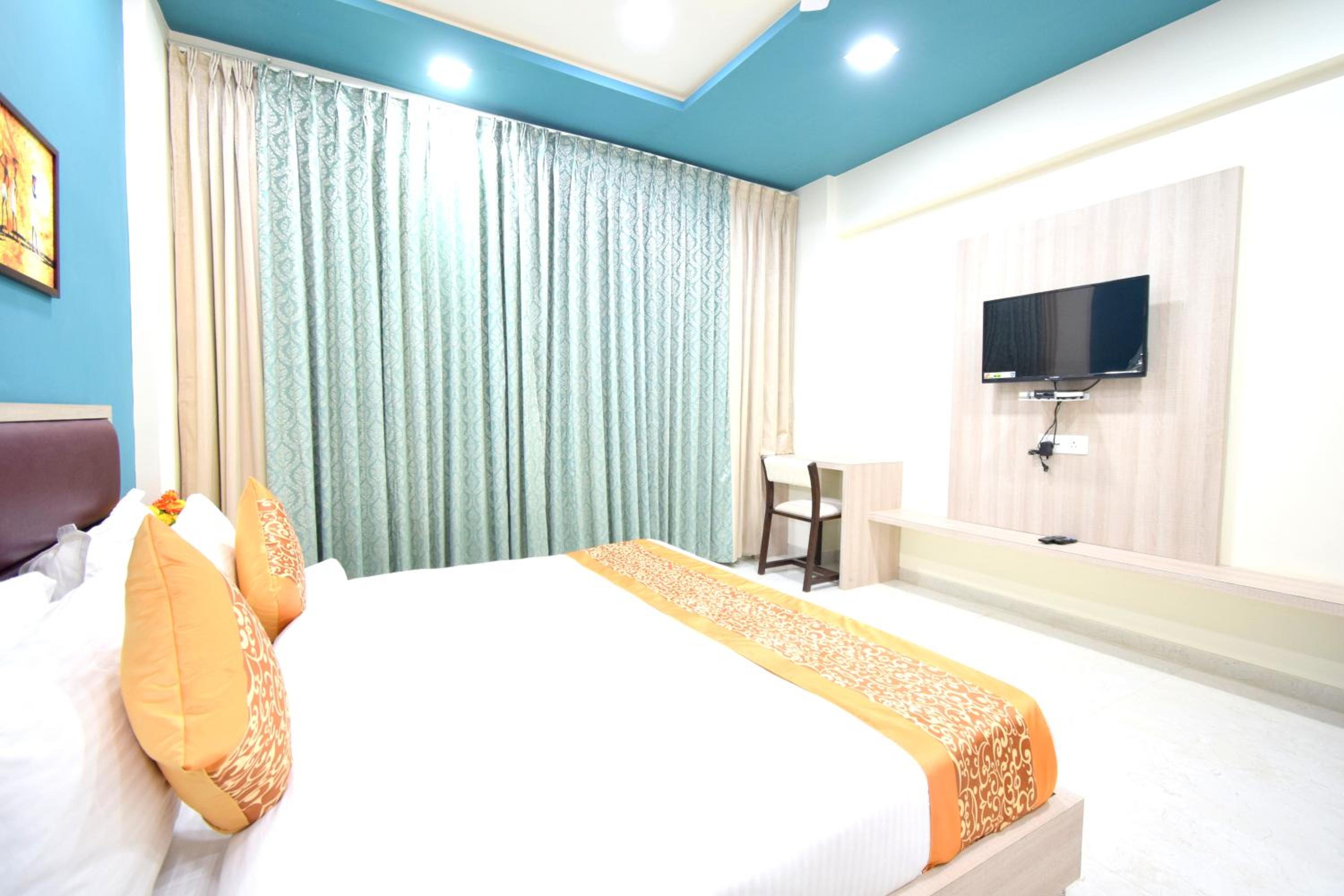Deluxe King Room - Photo 47
