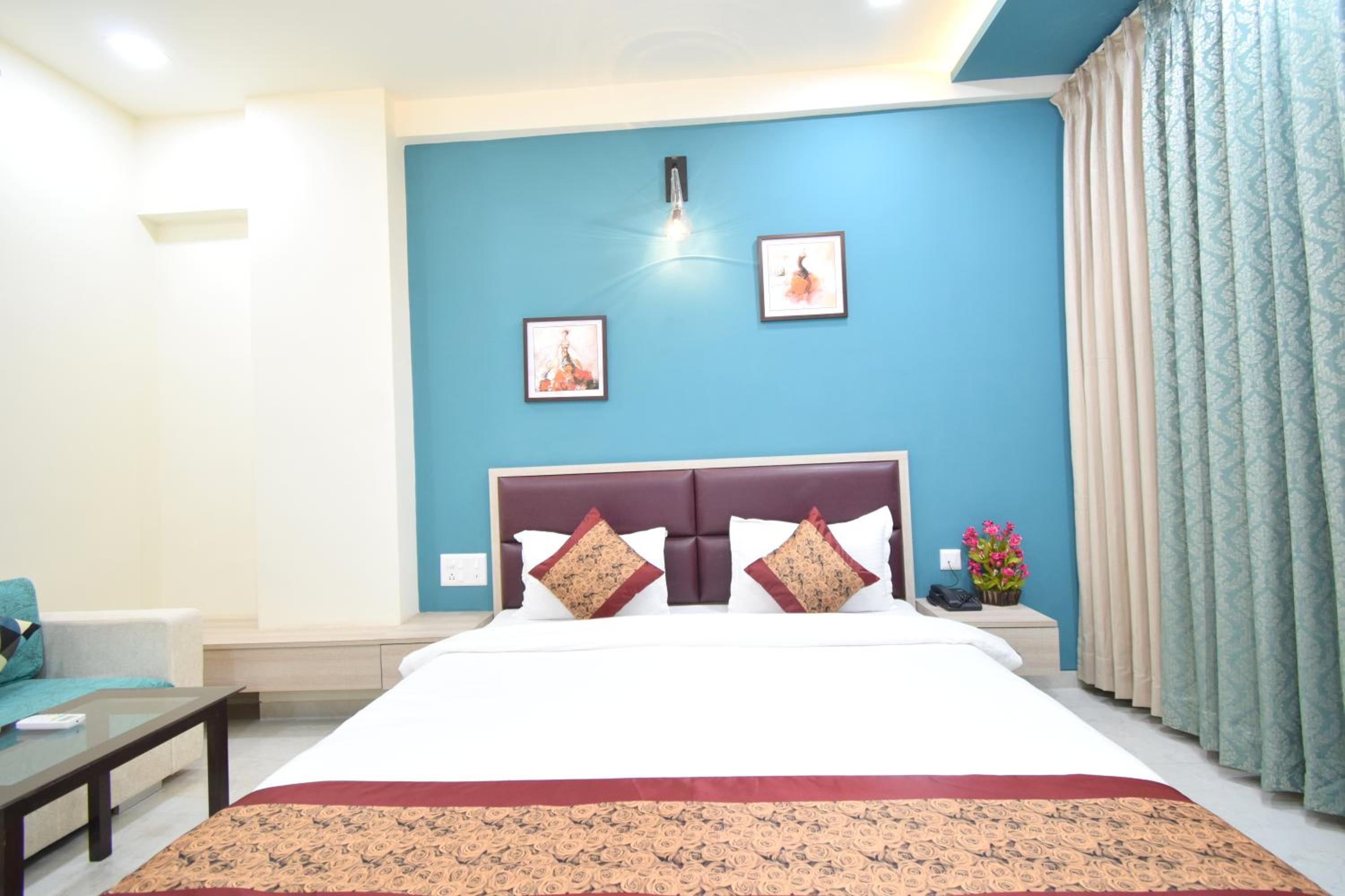 Deluxe King Room - Photo 50