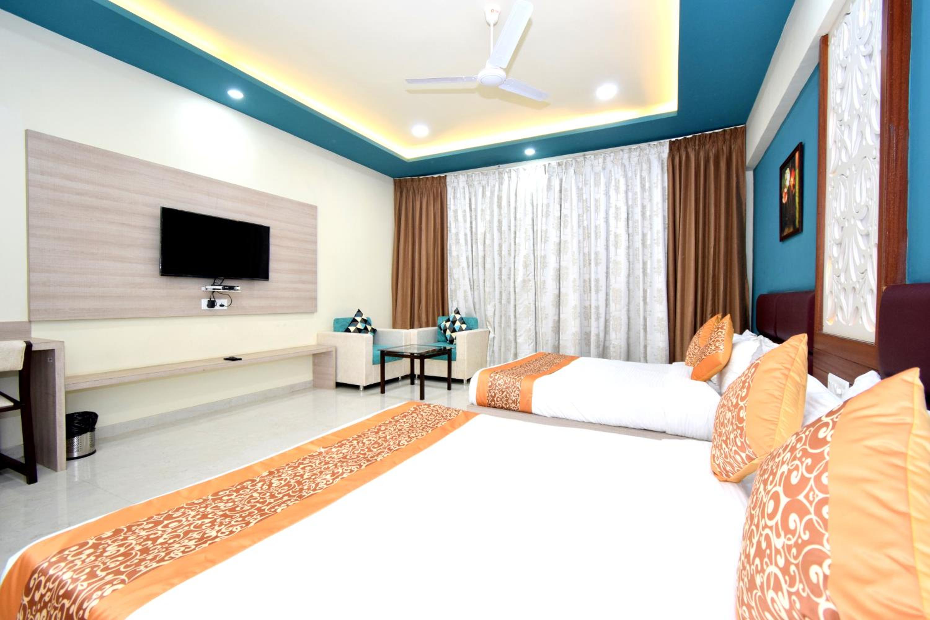 Superior Queen Room with Two Queen Beds - Photo 23