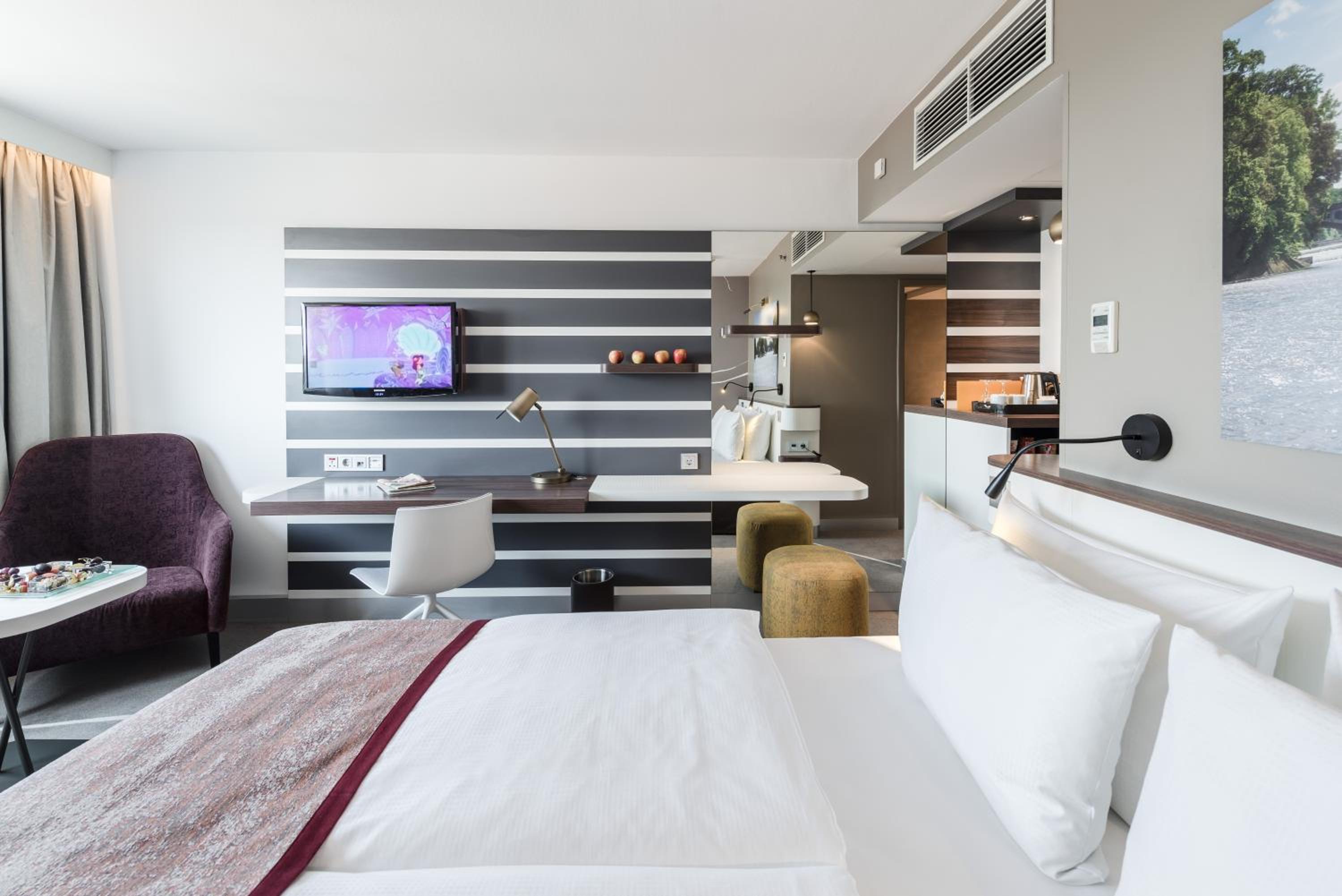 Premium Queen Room with City View - Photo 7