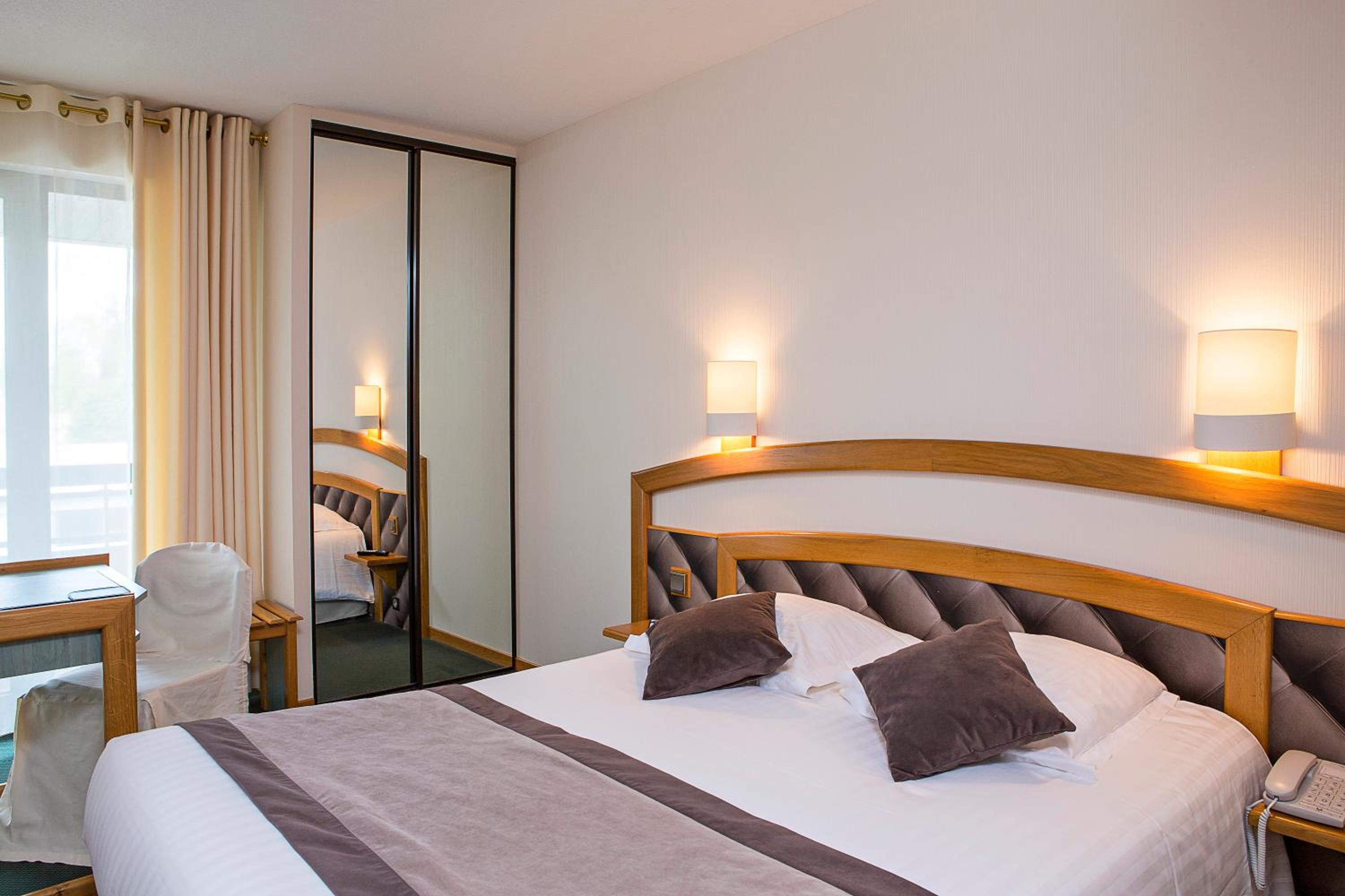Comfort Triple Room with One Queen Bed and One Single Bed - Non-Smoking photo 2