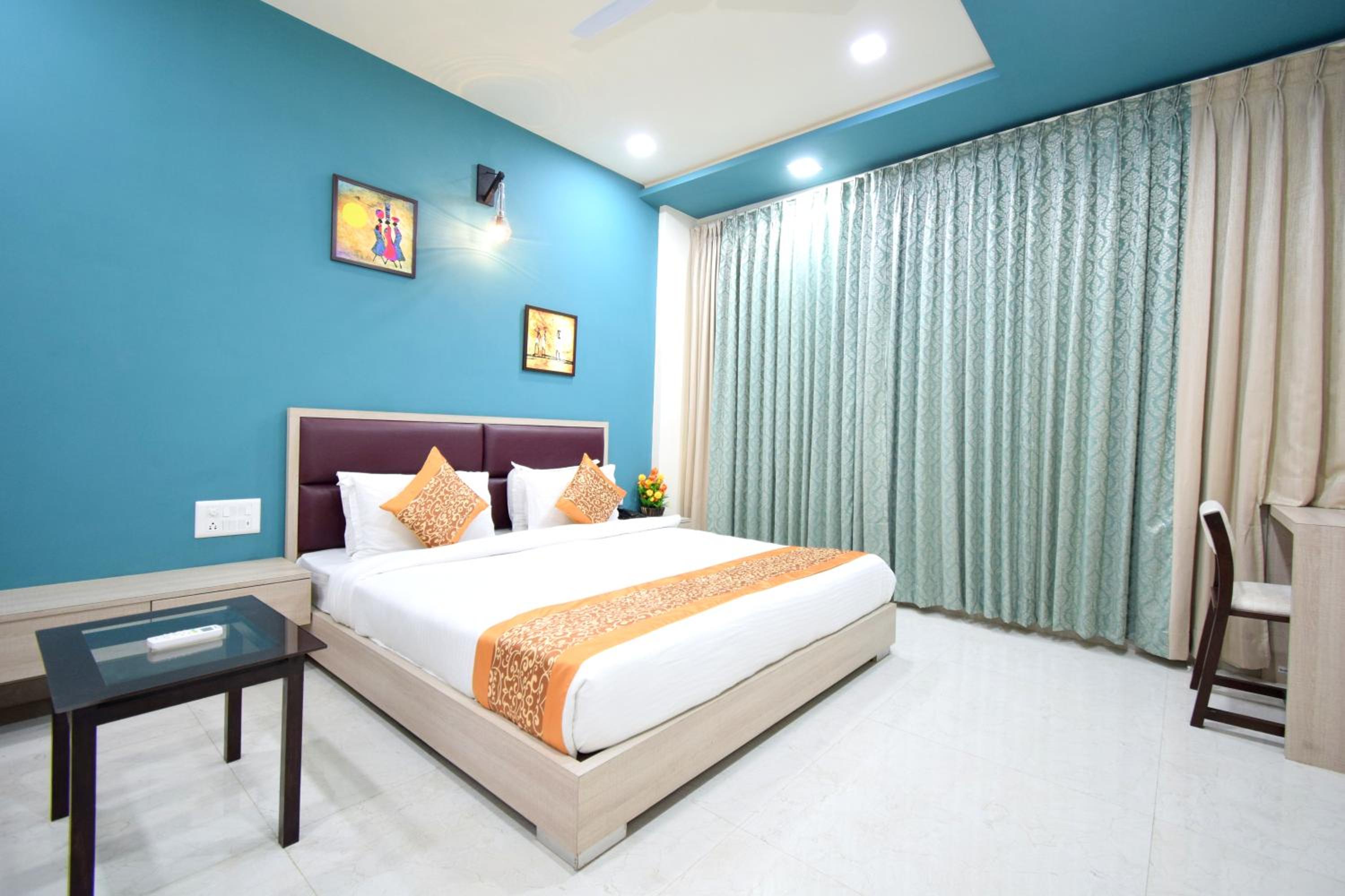 Deluxe King Room - Photo 1