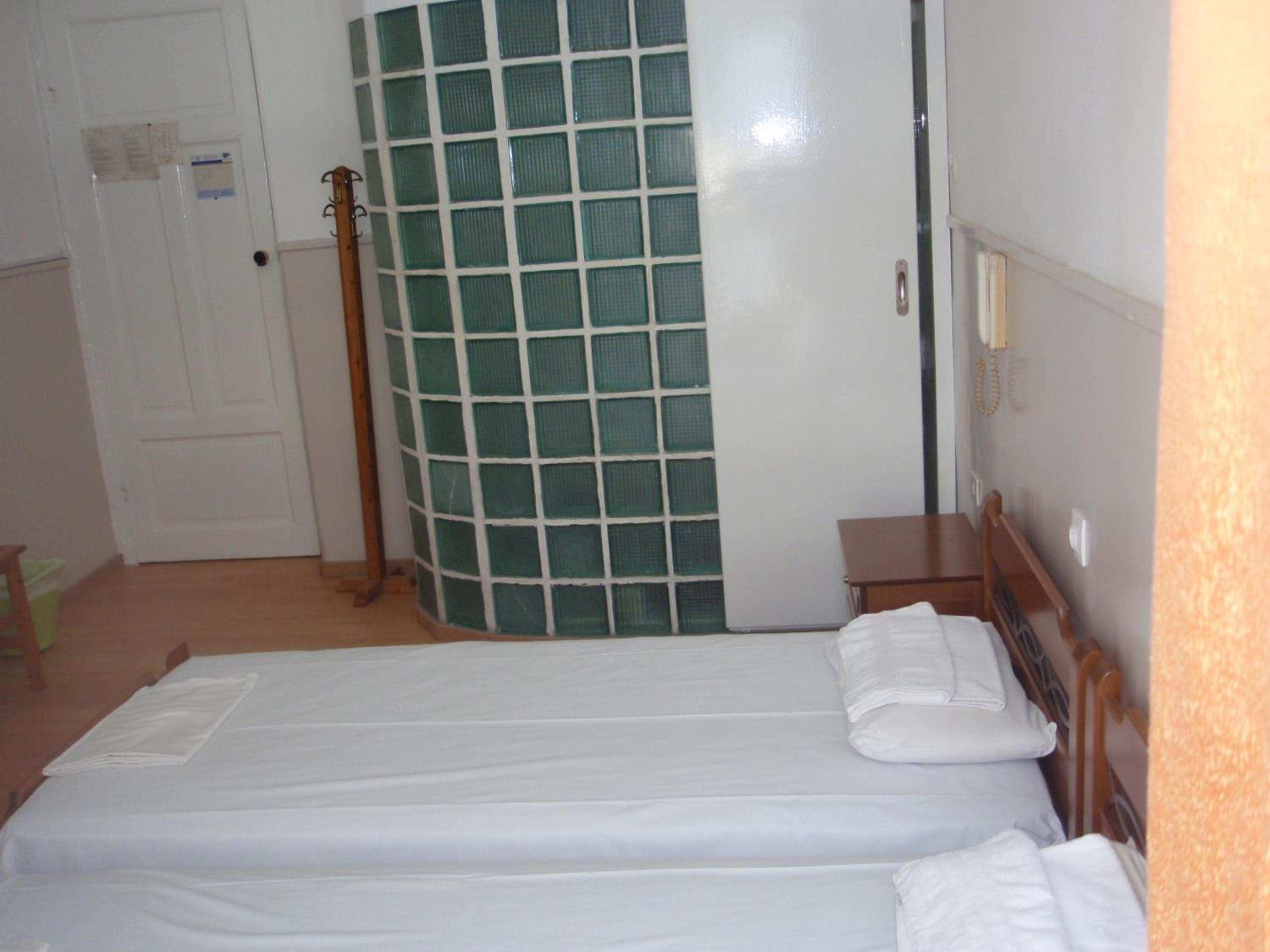 Double or Twin Room - Photo 4