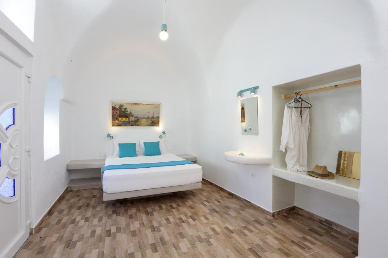 Traditional One-Bedroom Cave House with Indoor Hot Tub photo 1