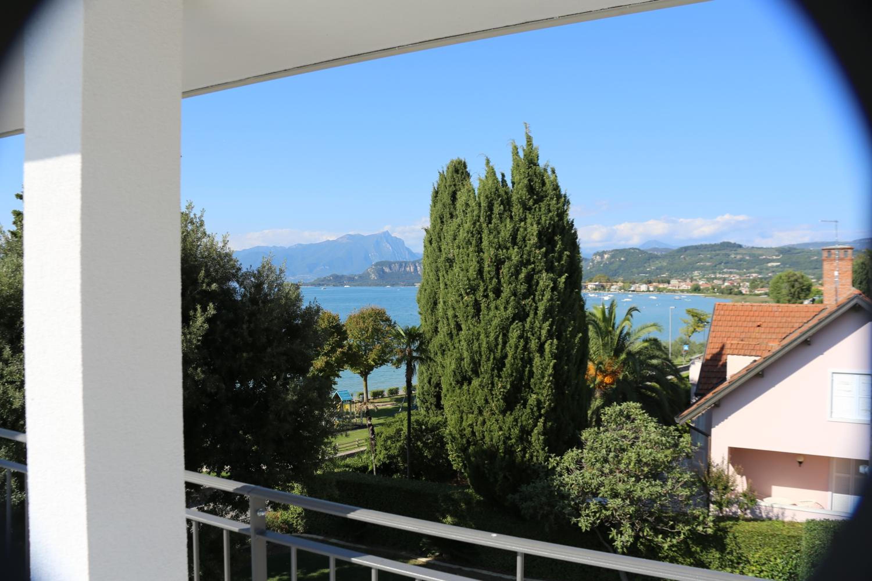 Apartment with Lake View photo 2