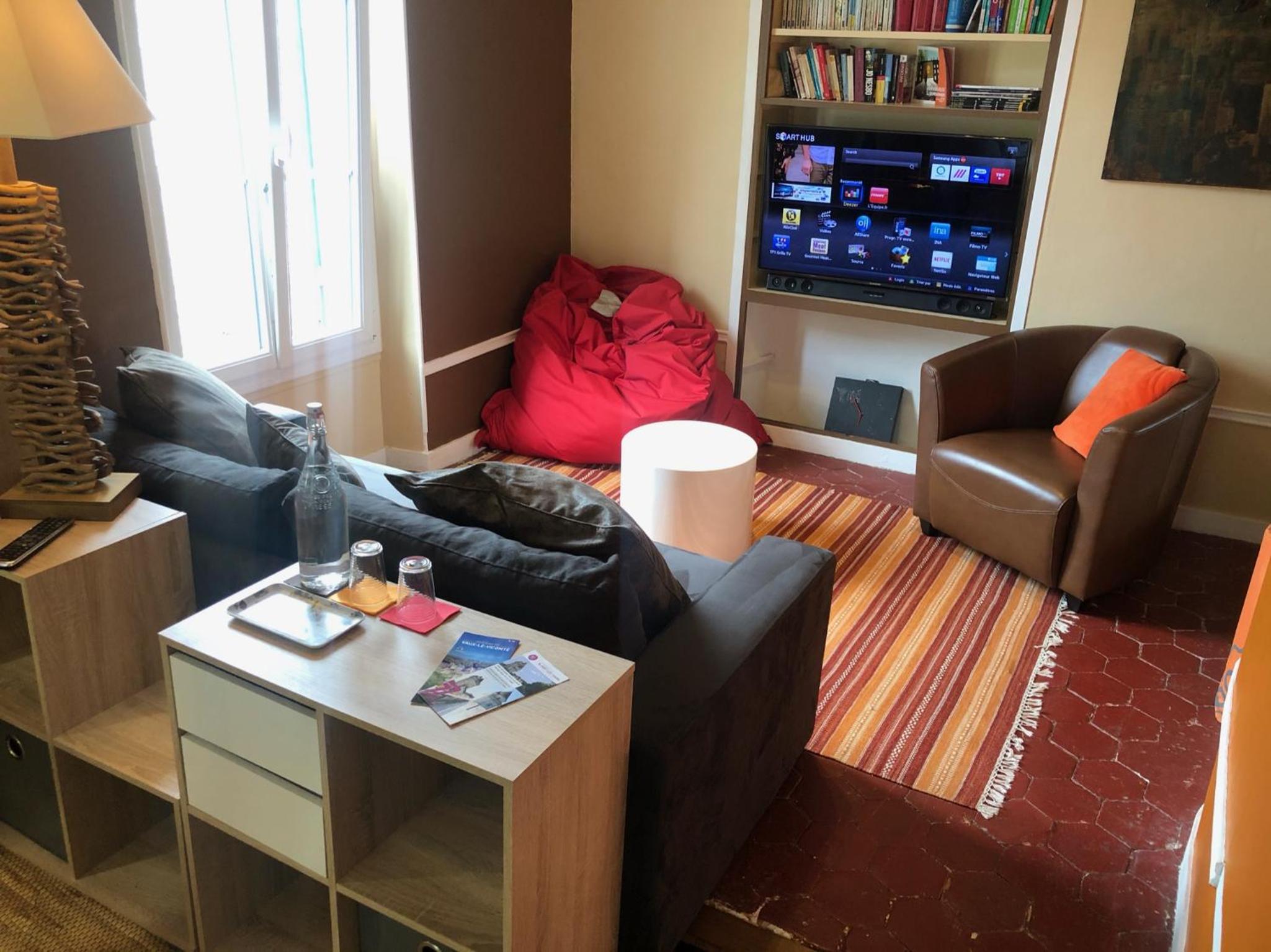 Family Room with Private Bathroom - Photo 4