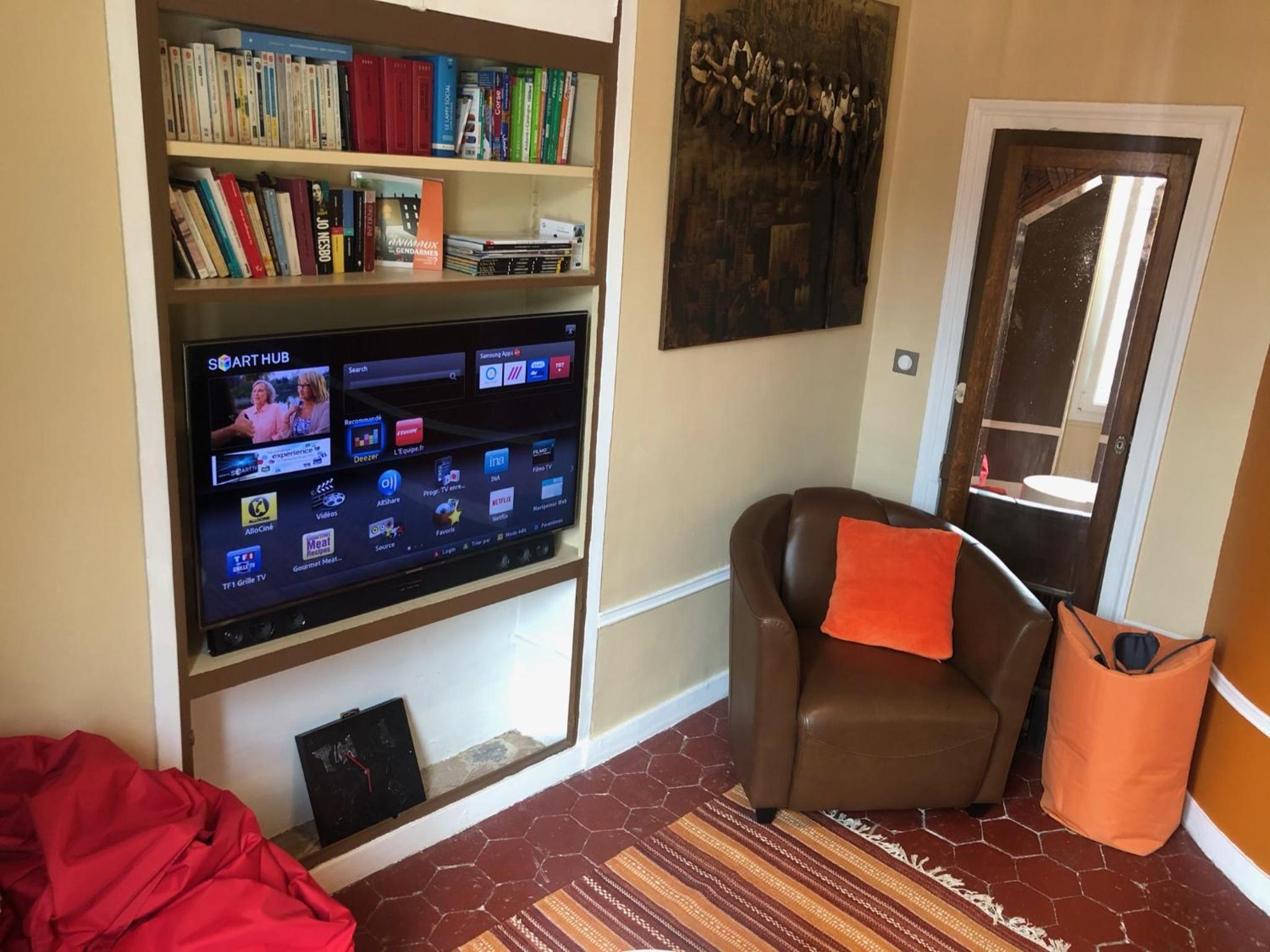 Family Room with Private Bathroom - Photo 9