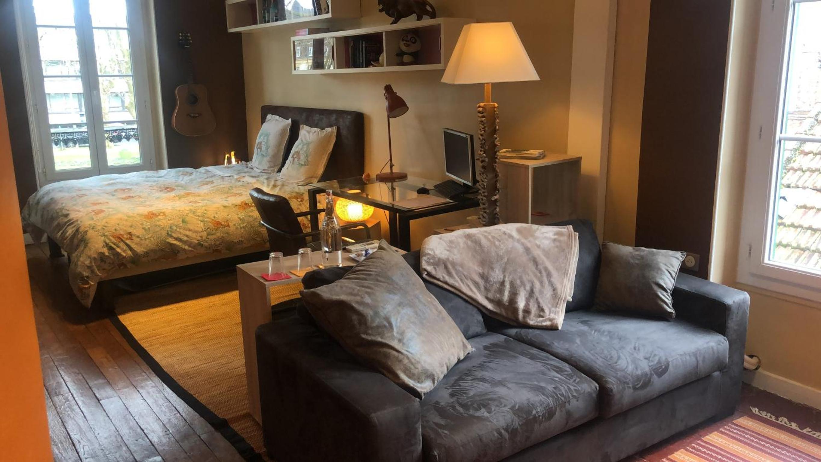 Family Room with Private Bathroom - Photo 8