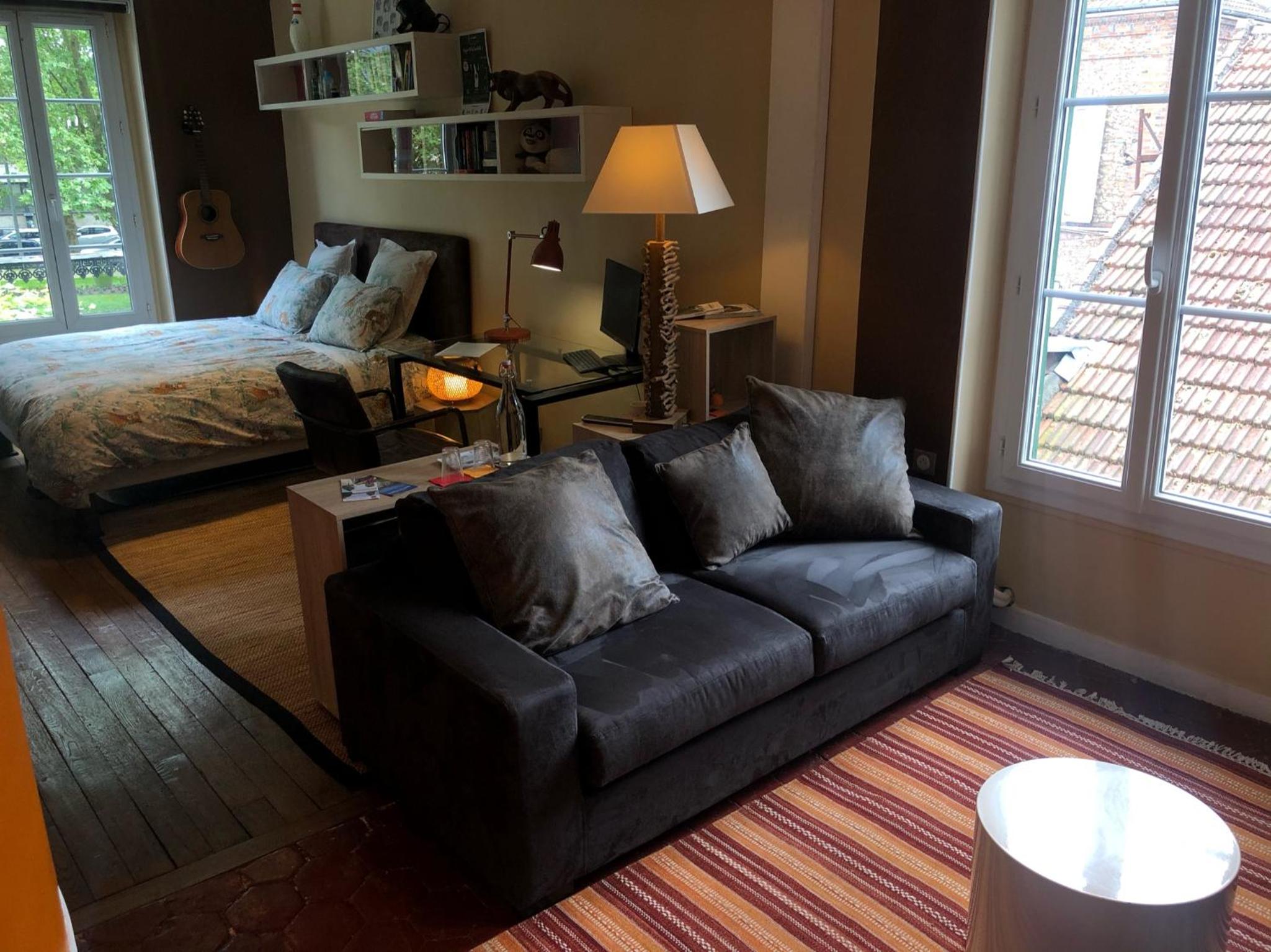 Family Room with Private Bathroom - Photo 10