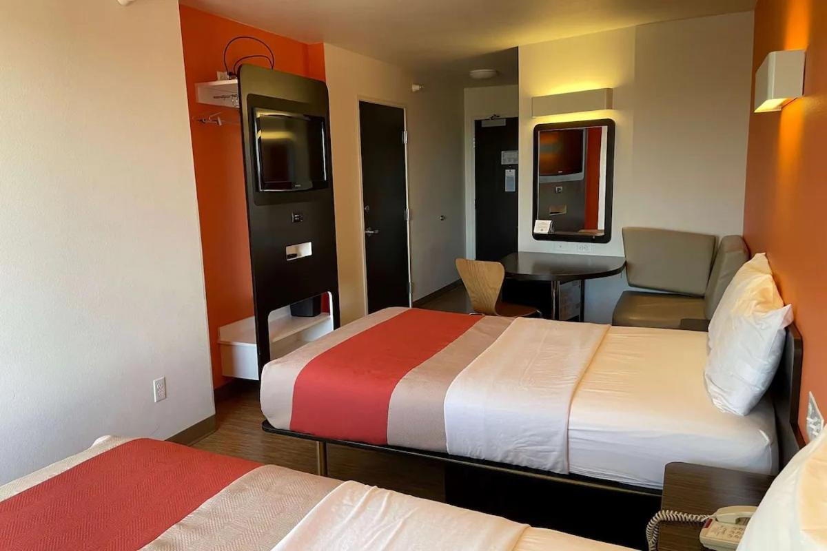 Double Room with Two Double Beds and Bath Tub - Mobility Accessible/Non-Smoking photo 3