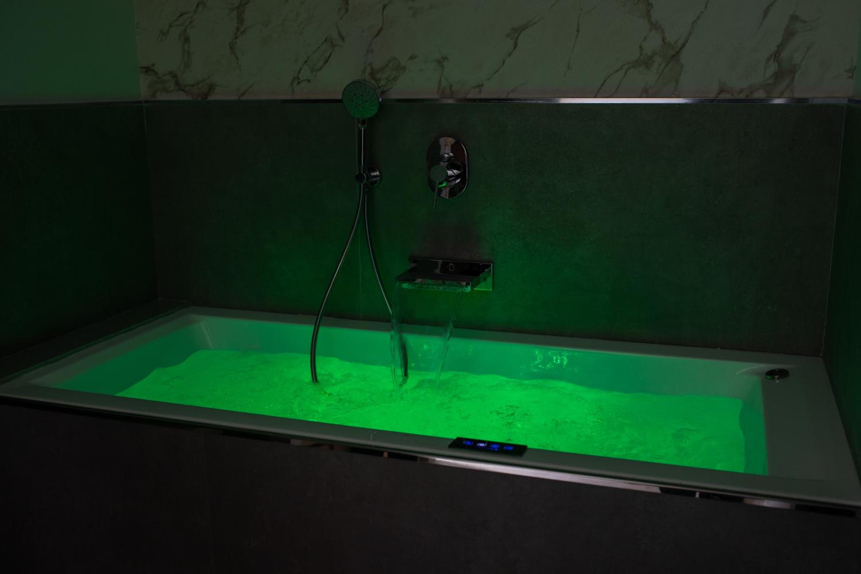 Double Room with Spa Bath photo 3