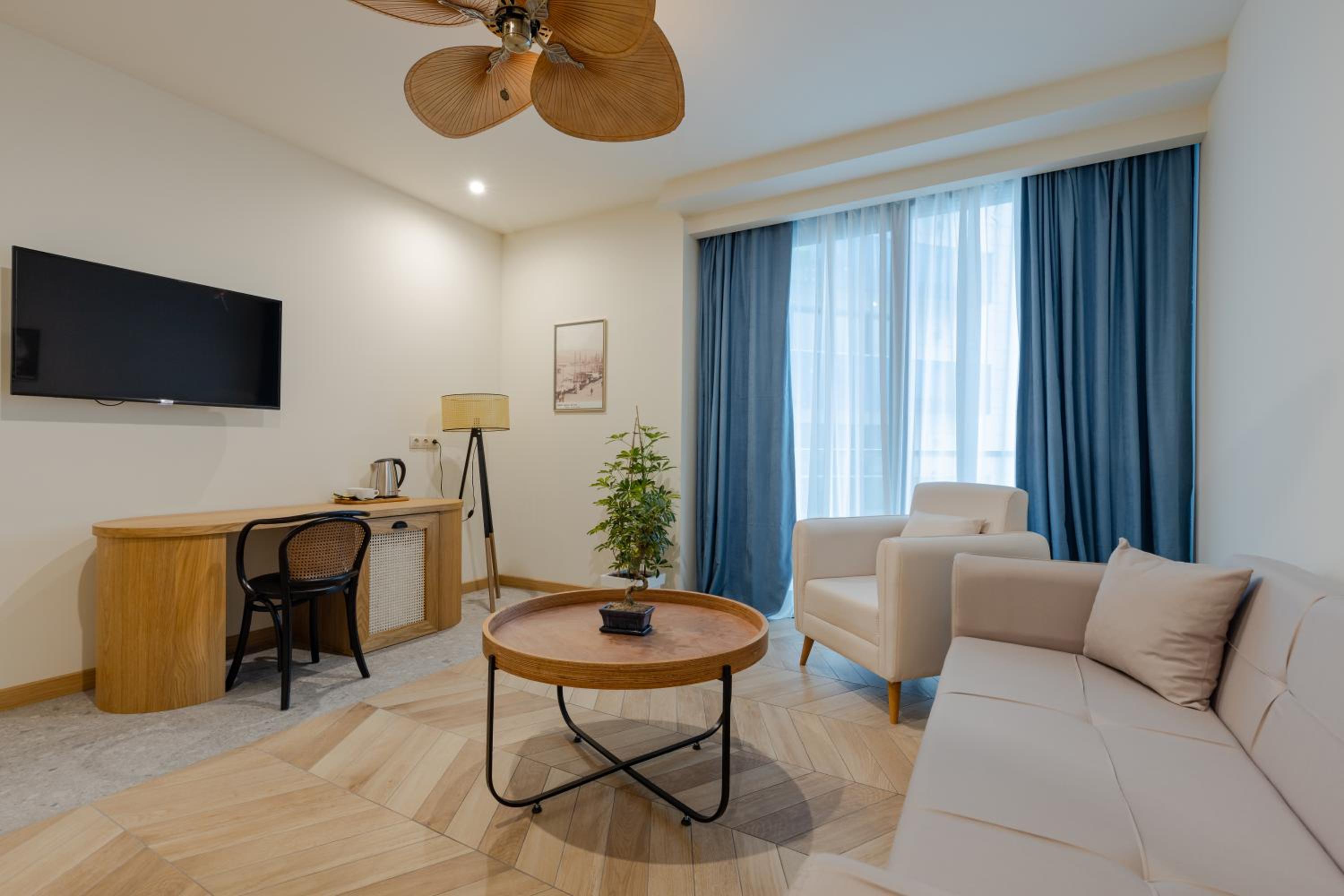 One-Bedroom Suite - Photo 4