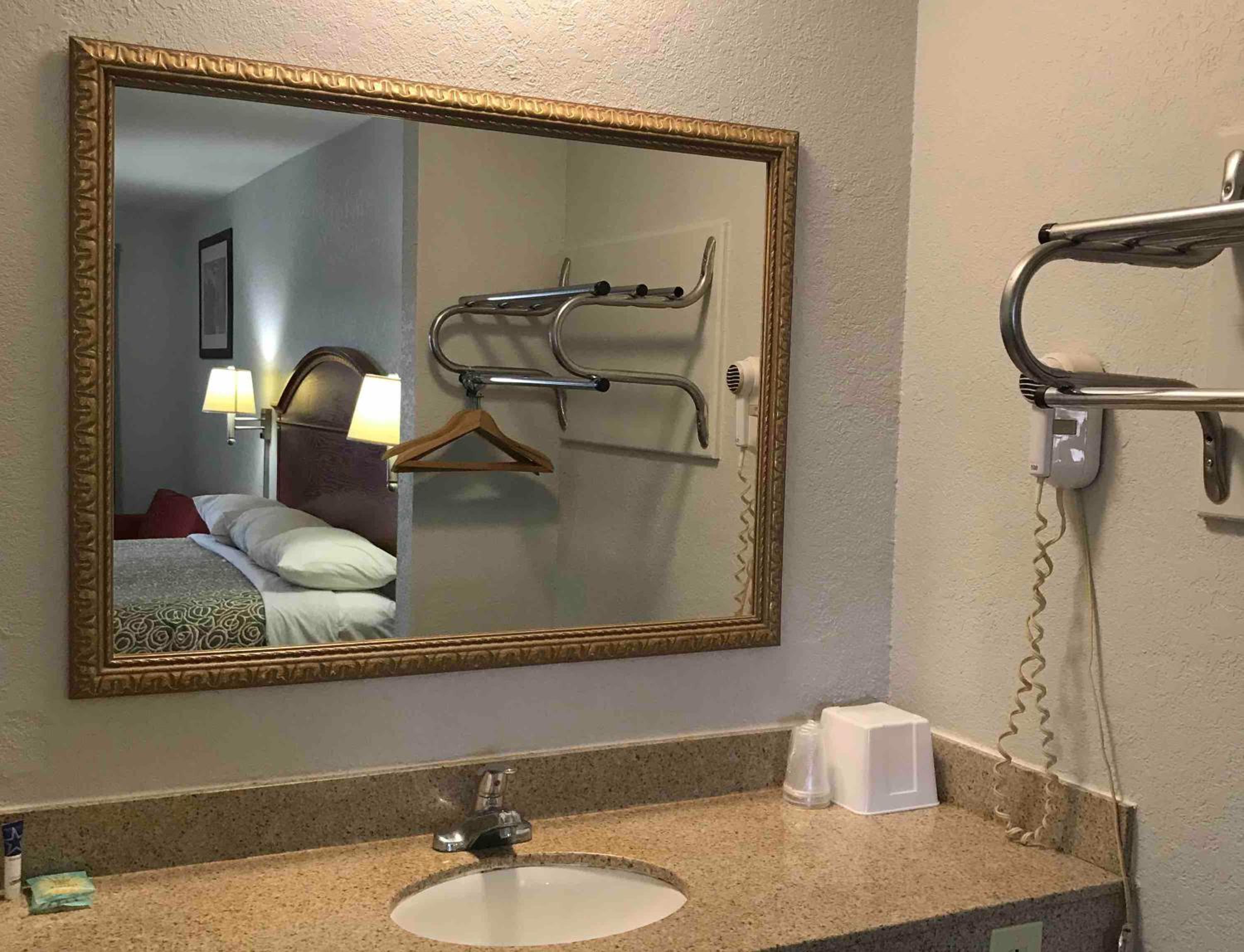 Double Room with Two Double Beds - Non-Smoking - Photo 3