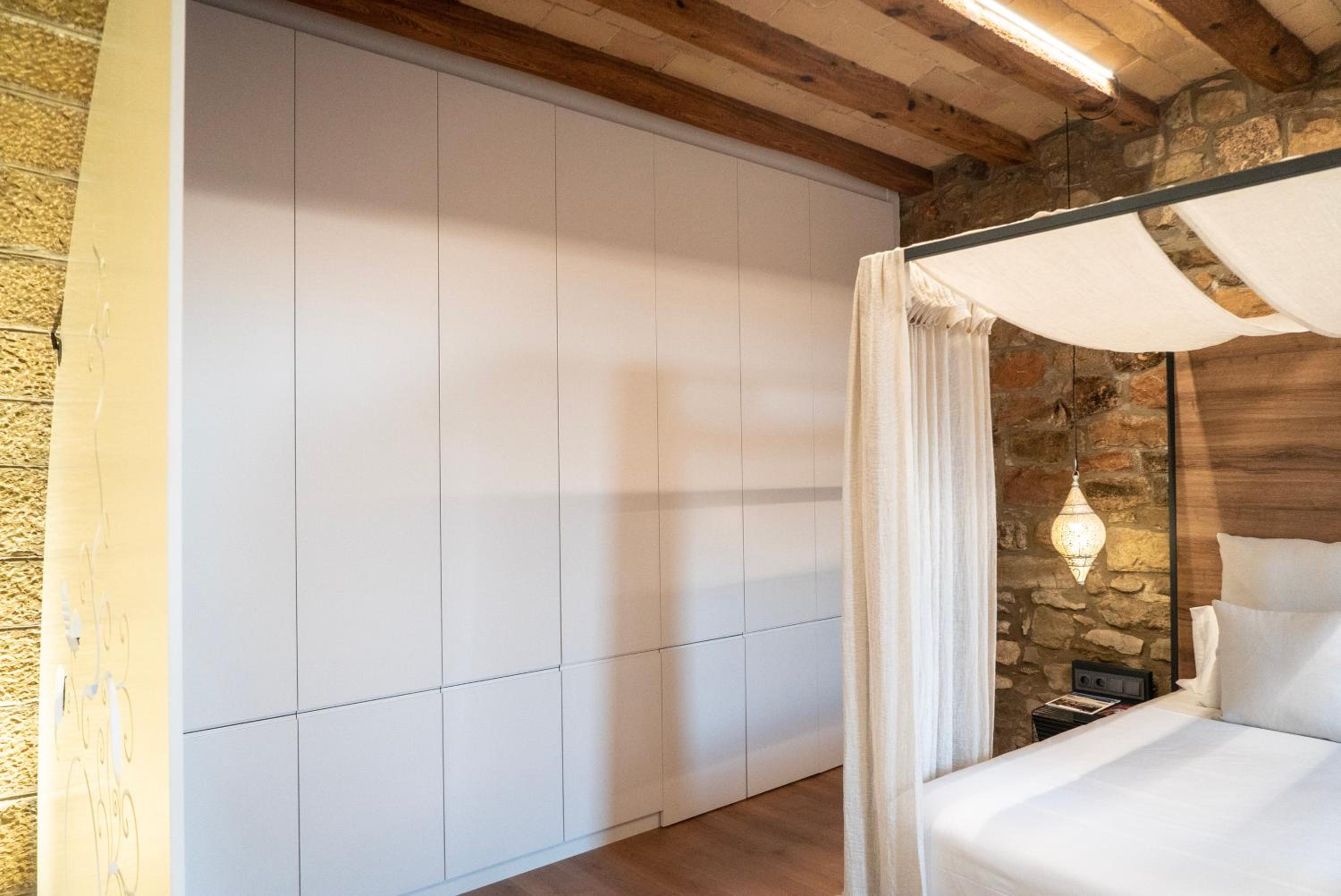 Deluxe Suite with Spa Bath - Photo 9