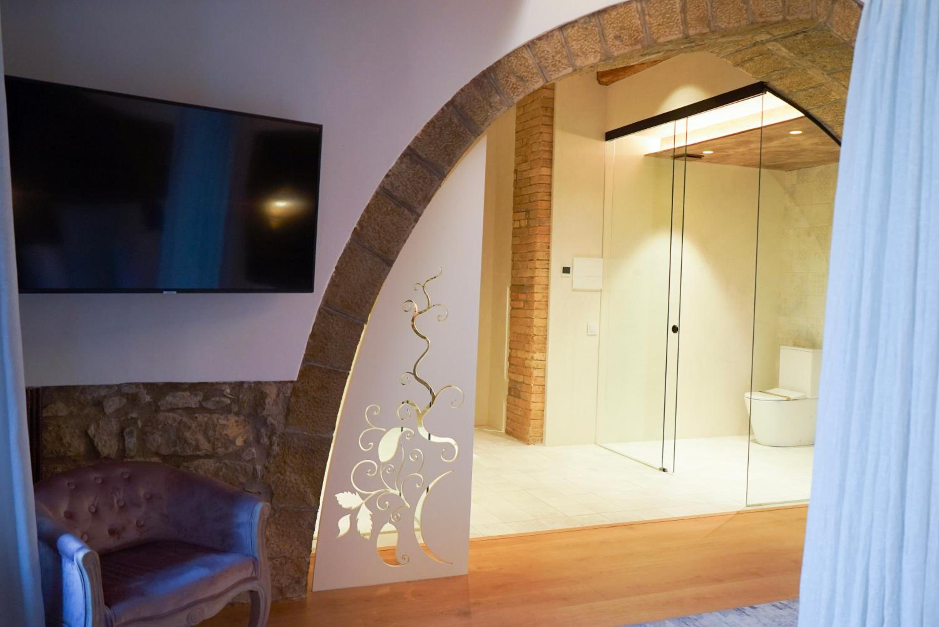 Deluxe Suite with Spa Bath - Photo 2