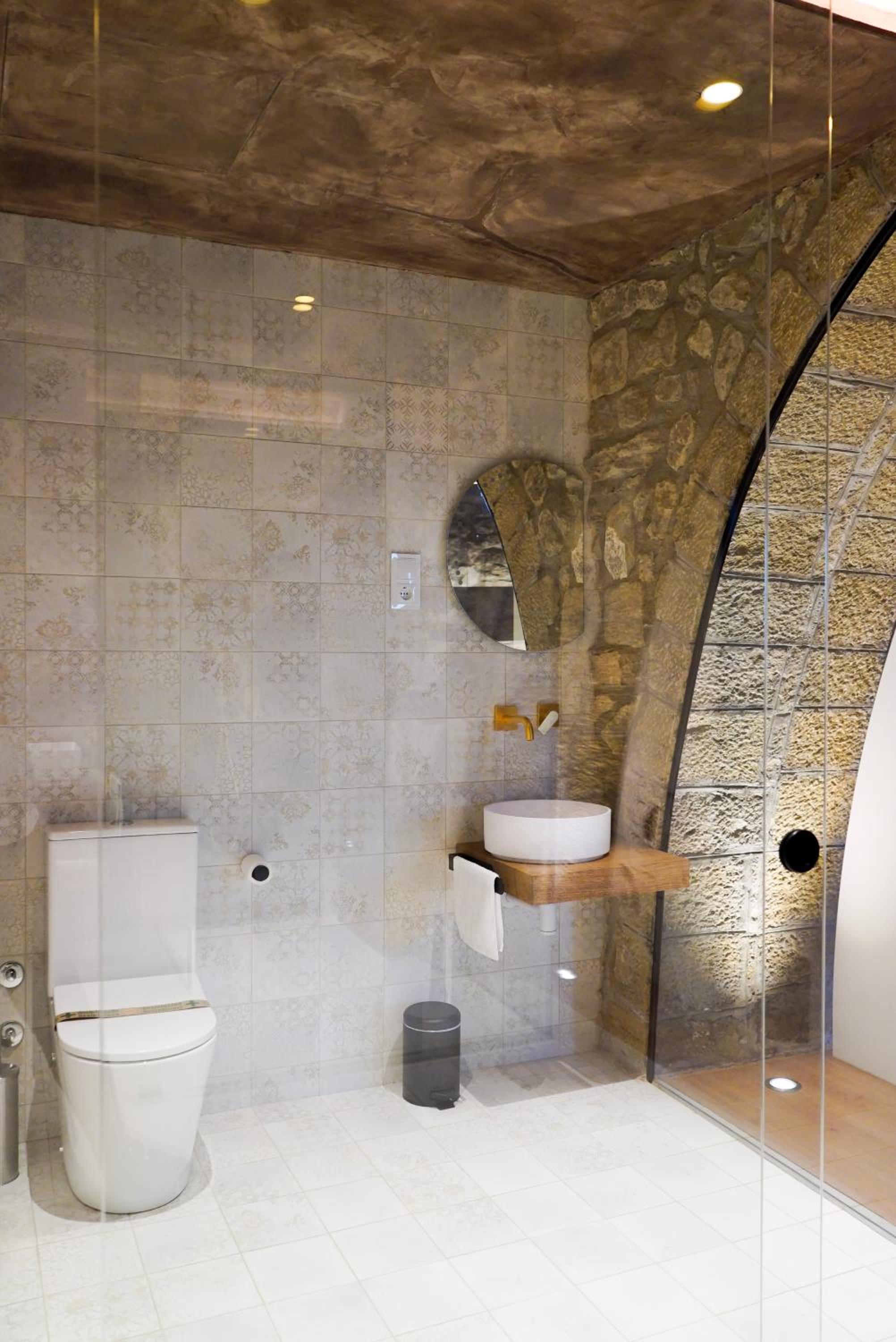 Deluxe Suite with Spa Bath - Photo 4