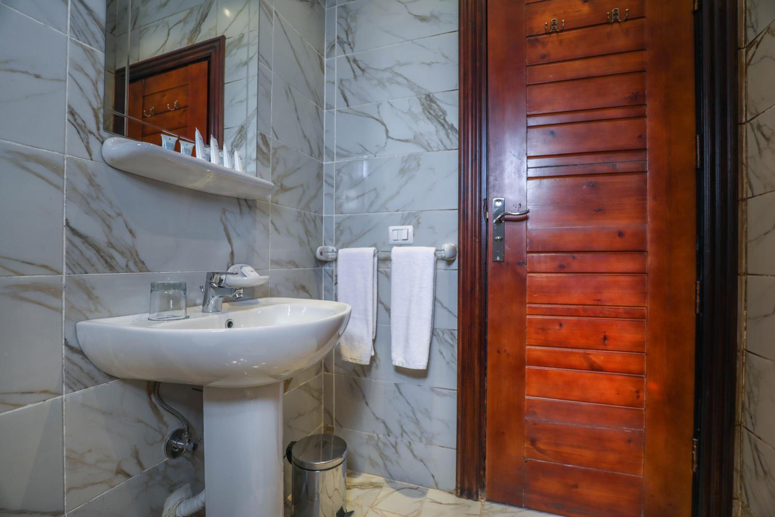 Standard Double or Twin Room - Photo 9