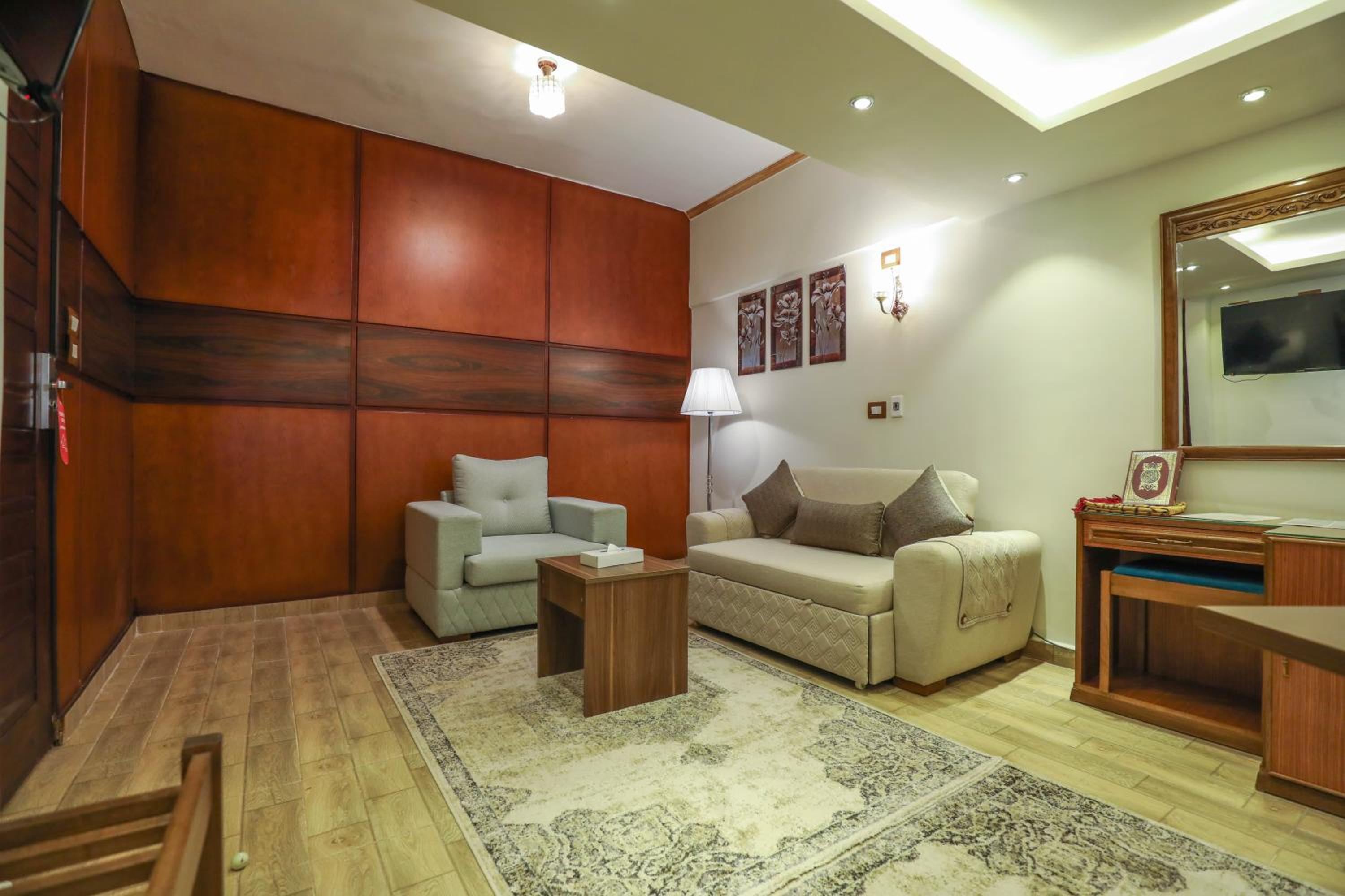 Suite - Photo 1