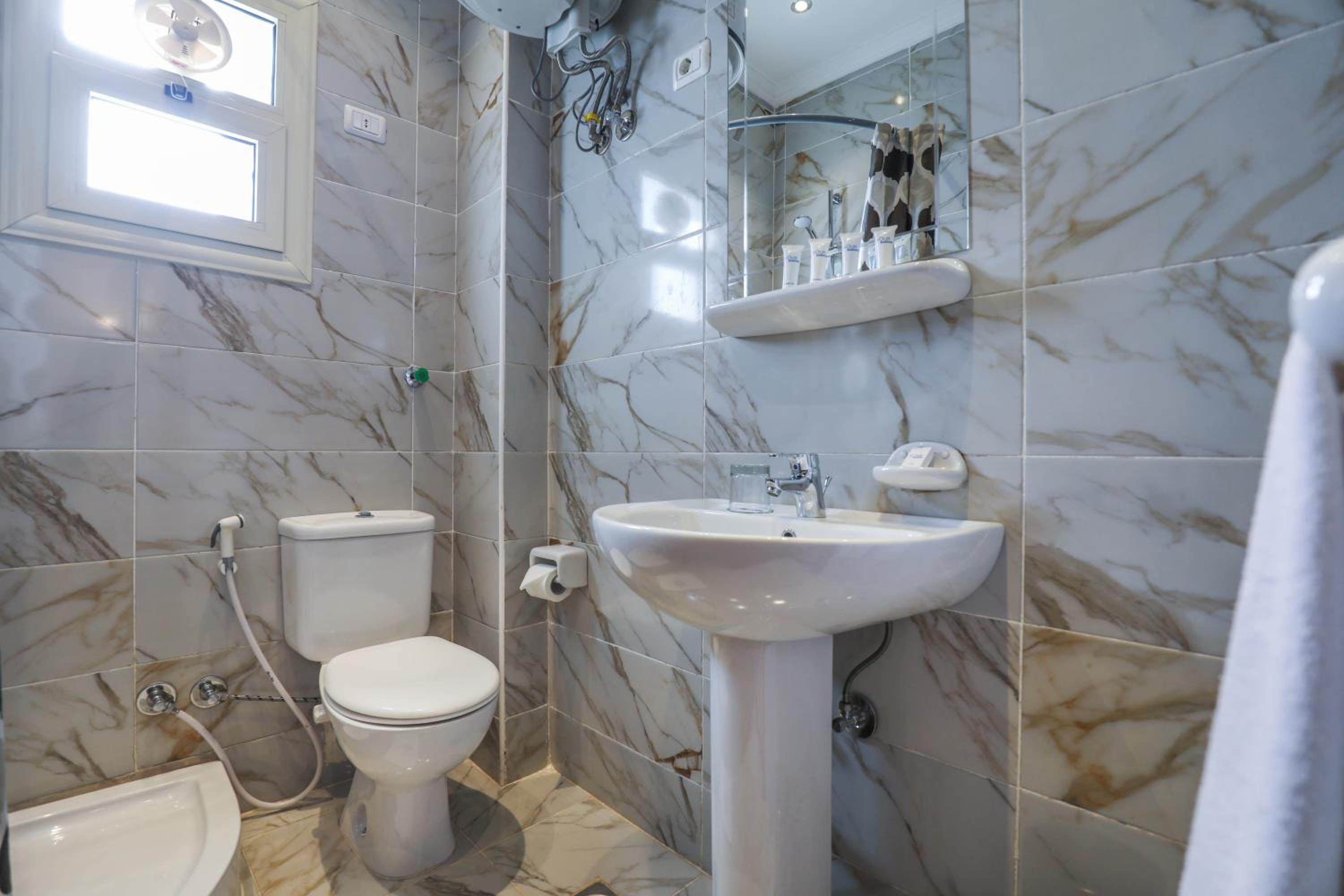 Standard Double or Twin Room - Photo 7