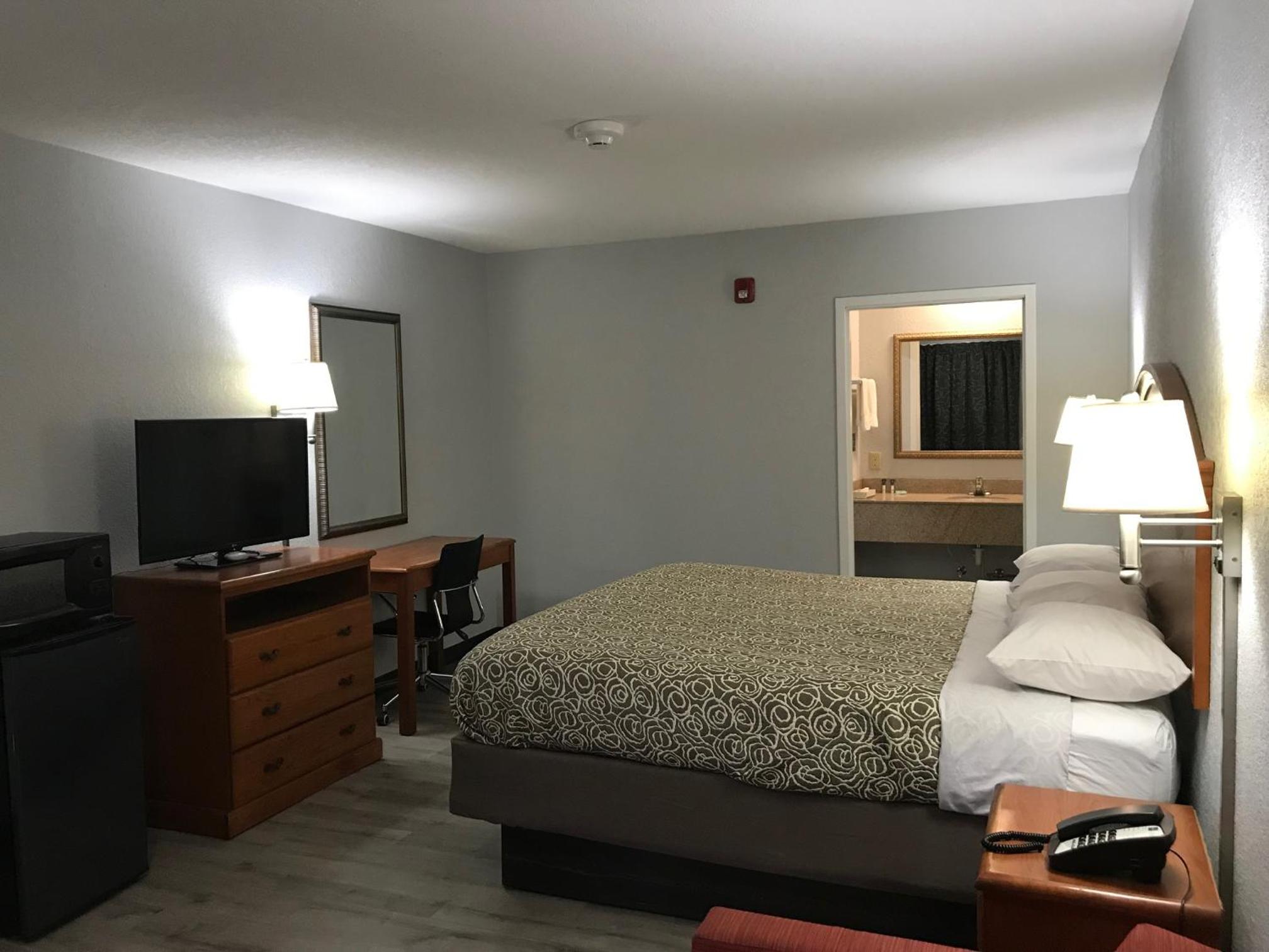 King Room - Non-Smoking photo 2
