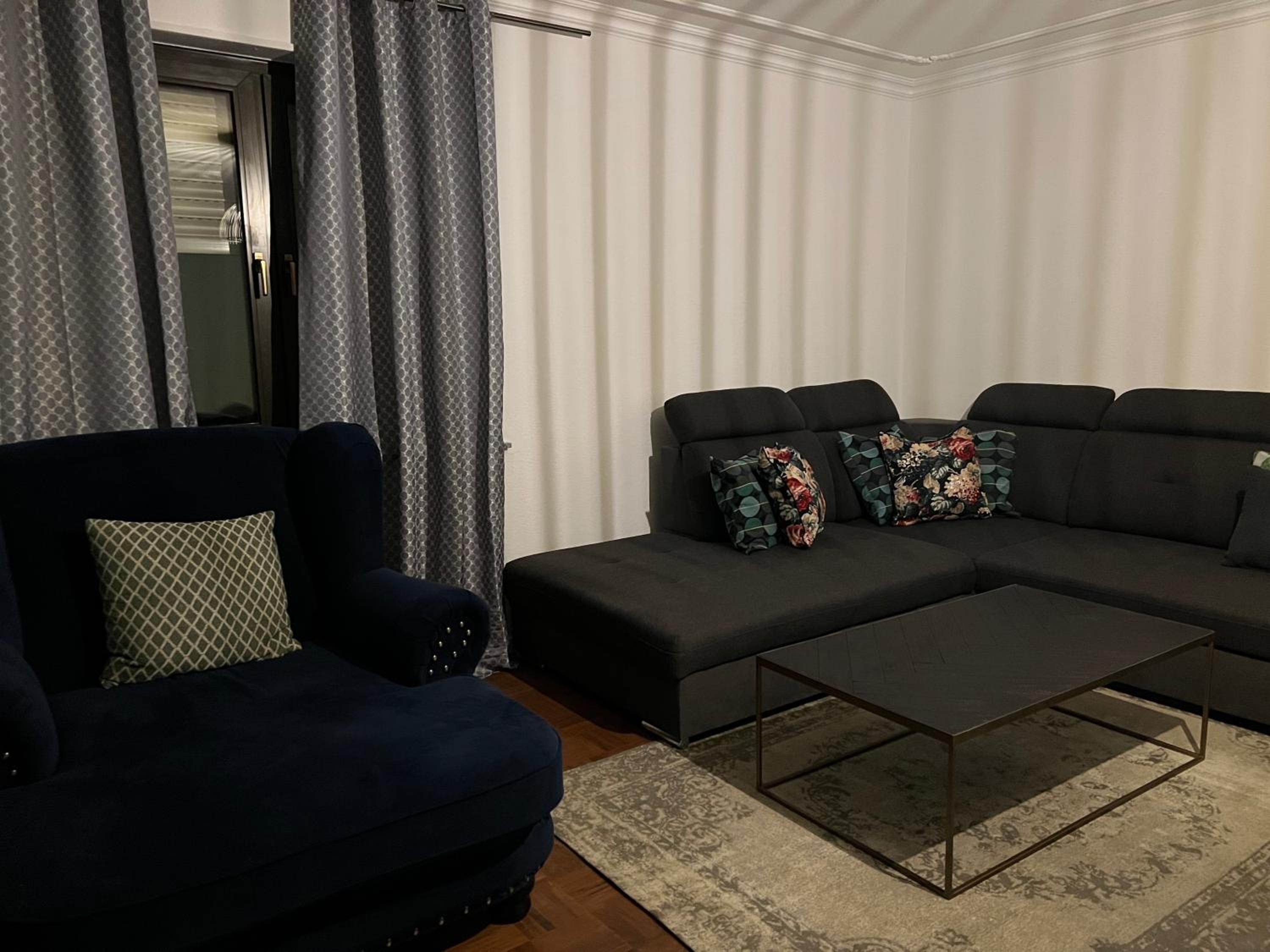 Apartment with Balcony - Photo 6