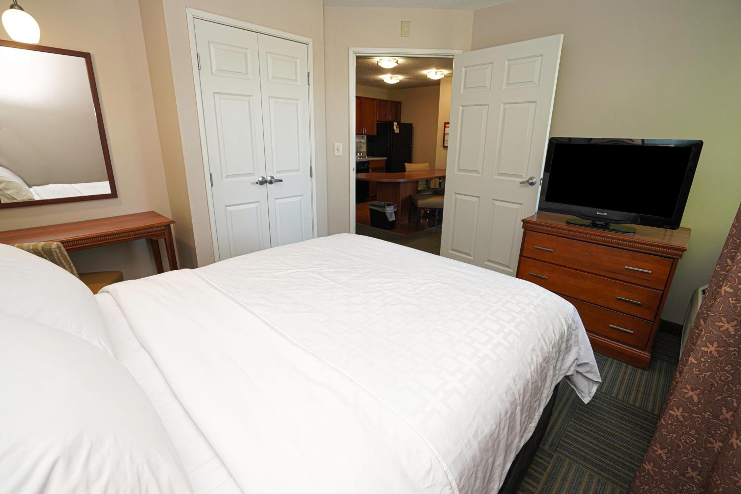 One-Bedroom Queen Suite - Photo 12