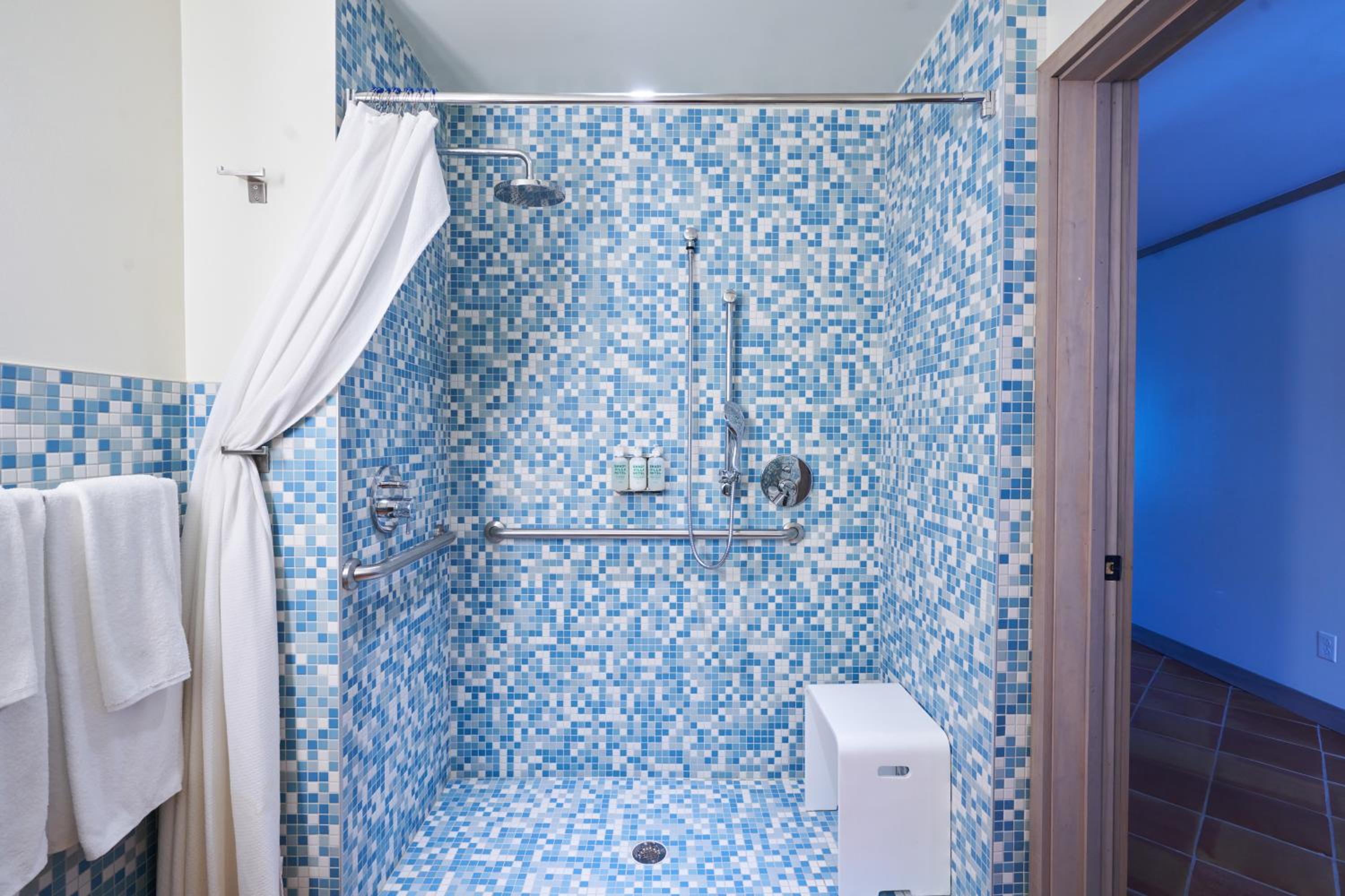 Queen Room - Disability Access - Photo 4