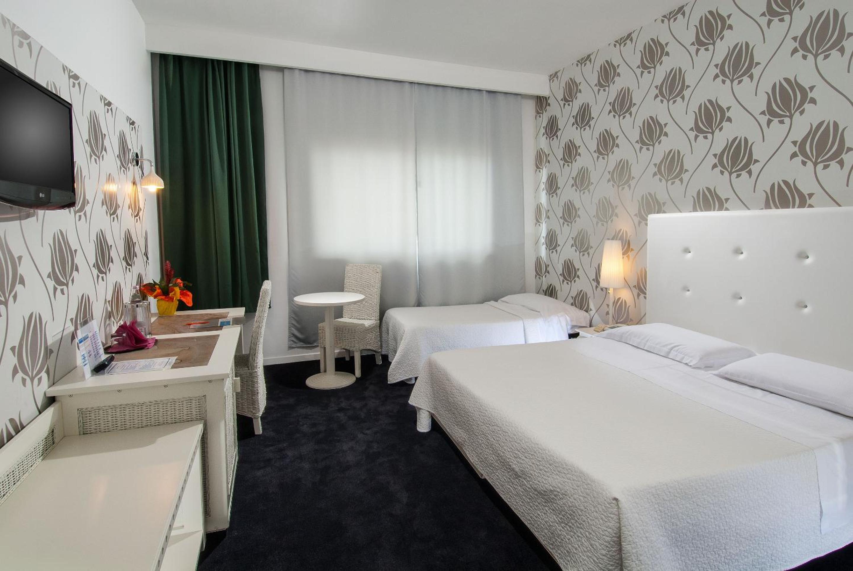 Triple Room With Street View photo 3