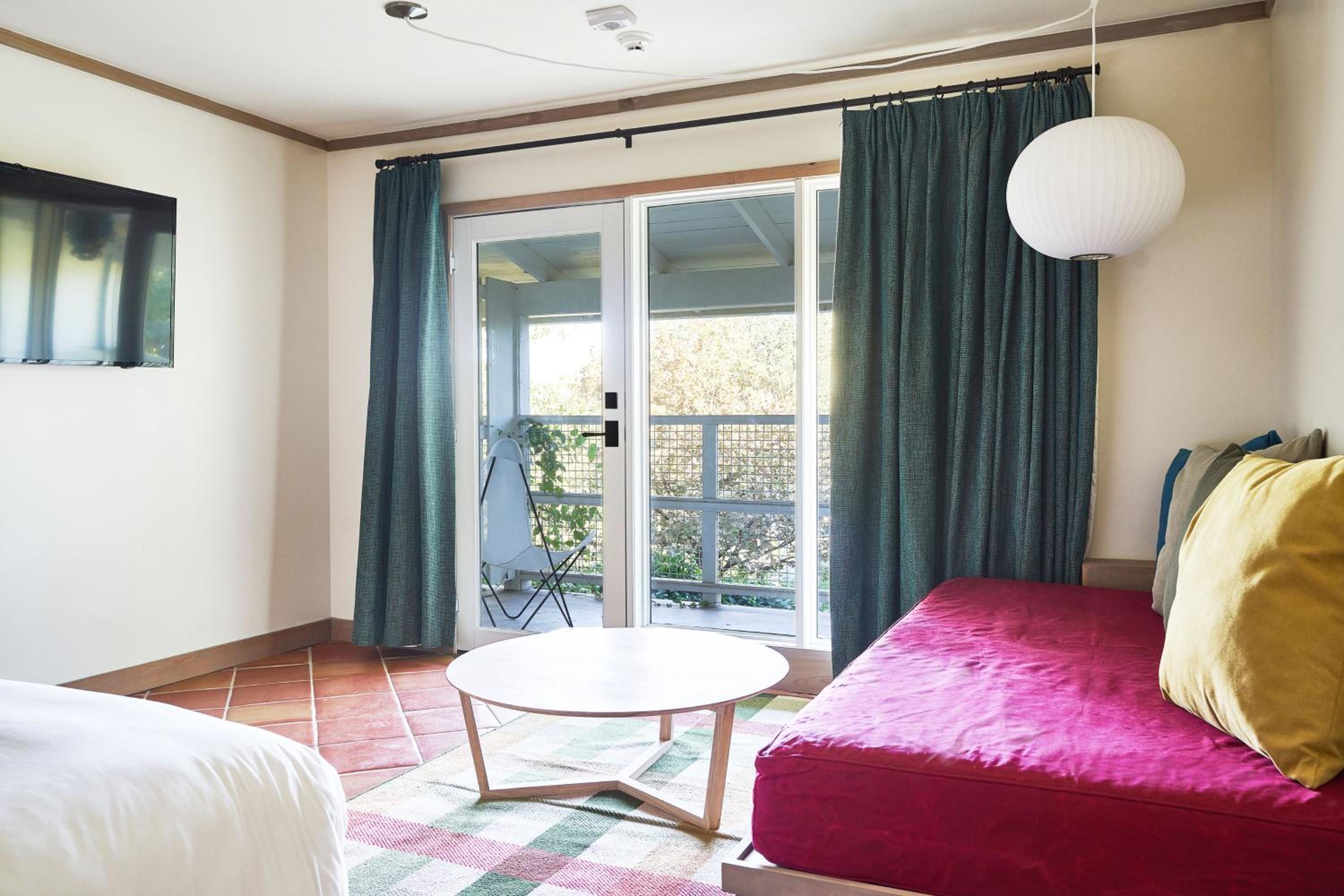 Deluxe King Suite - Photo 5