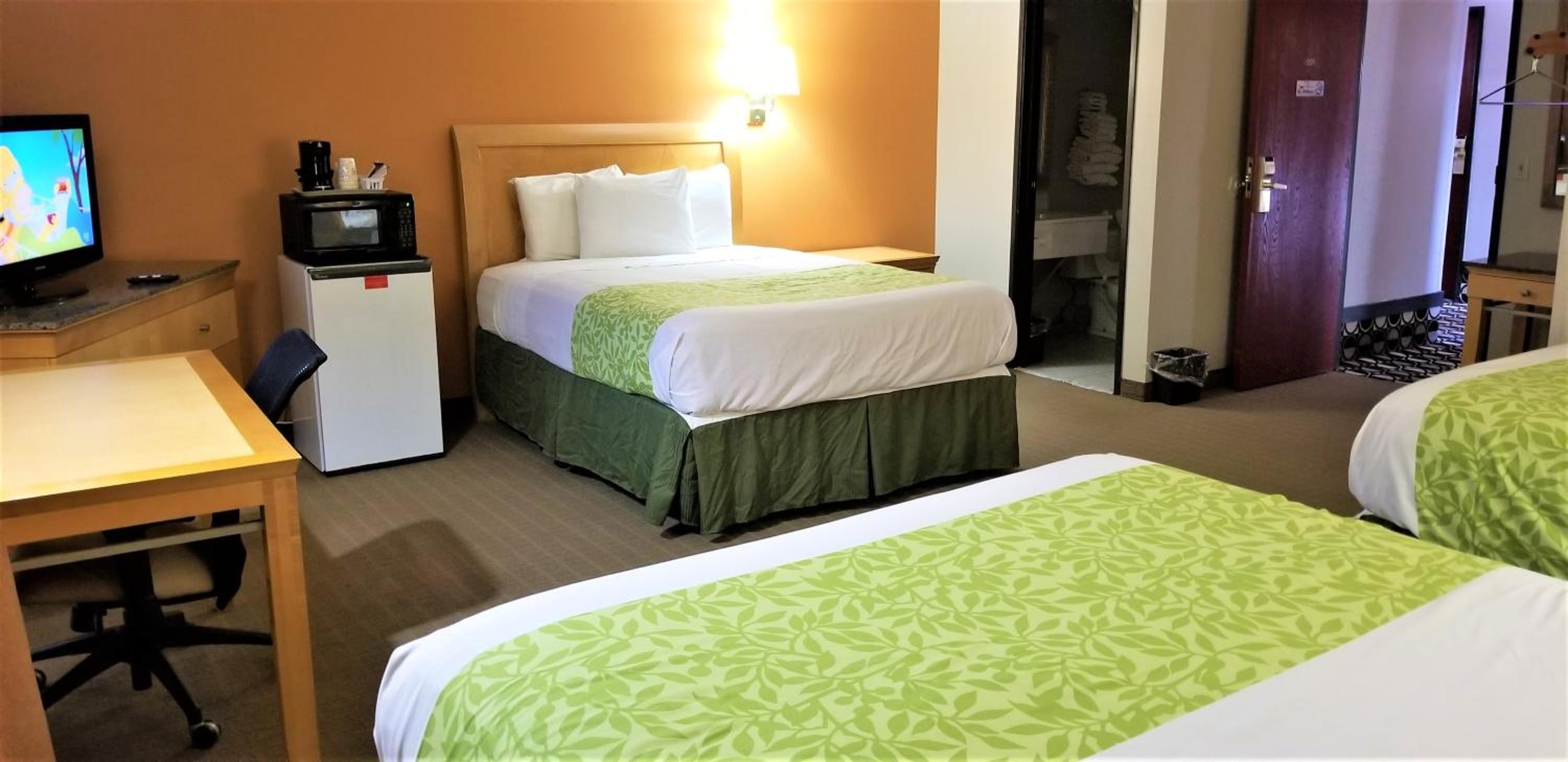 Queen Room with Three Queen Beds - Photo 3
