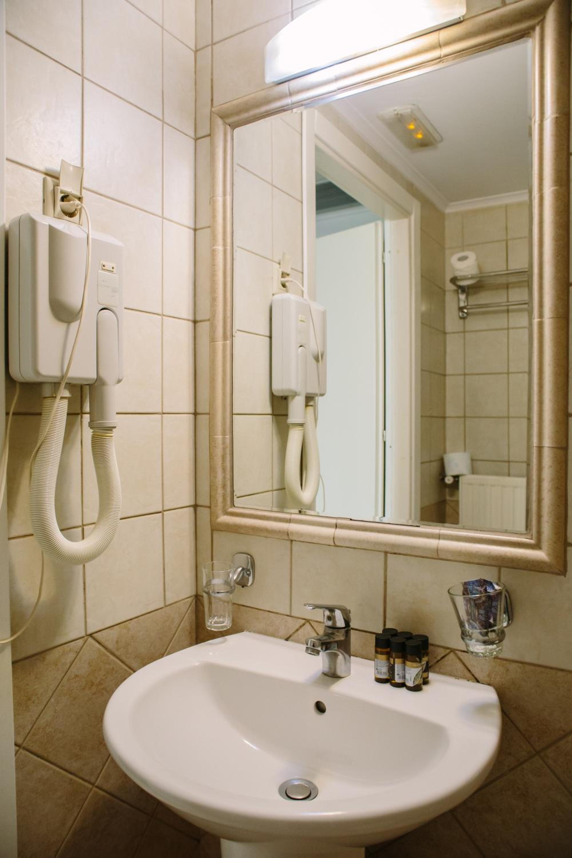 Quadruple Room - Photo 7