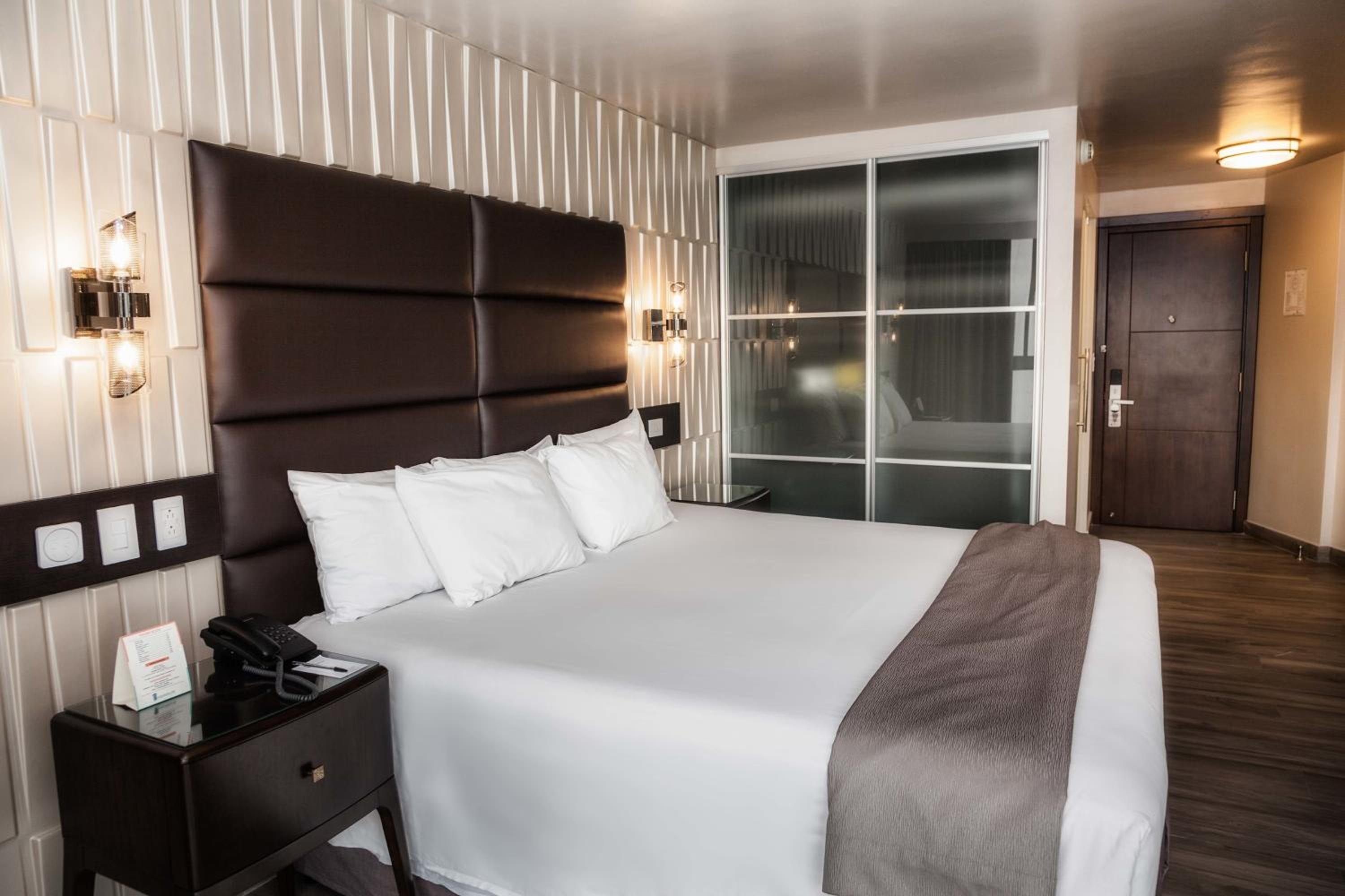 Superior King Room with Bay View - Photo 1