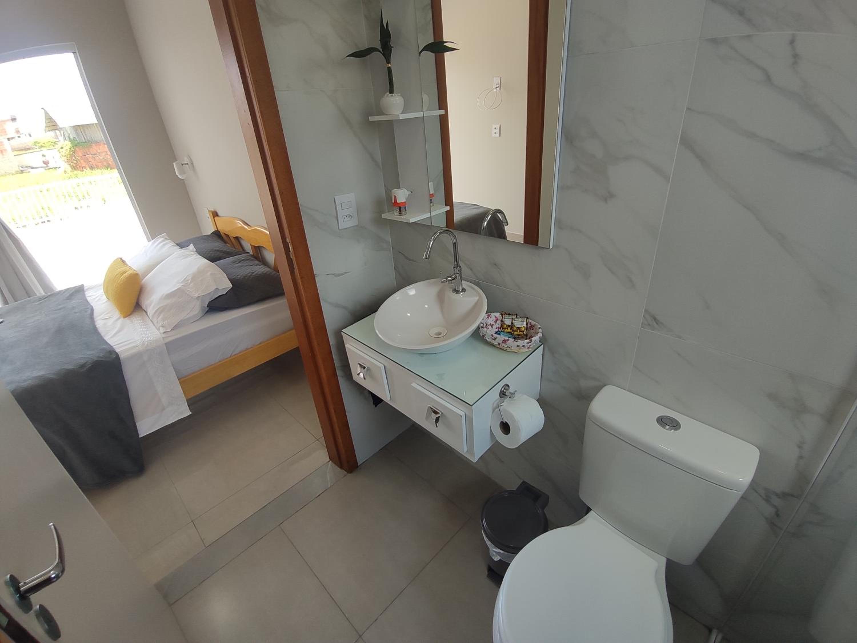 Large Double Room - Photo 5