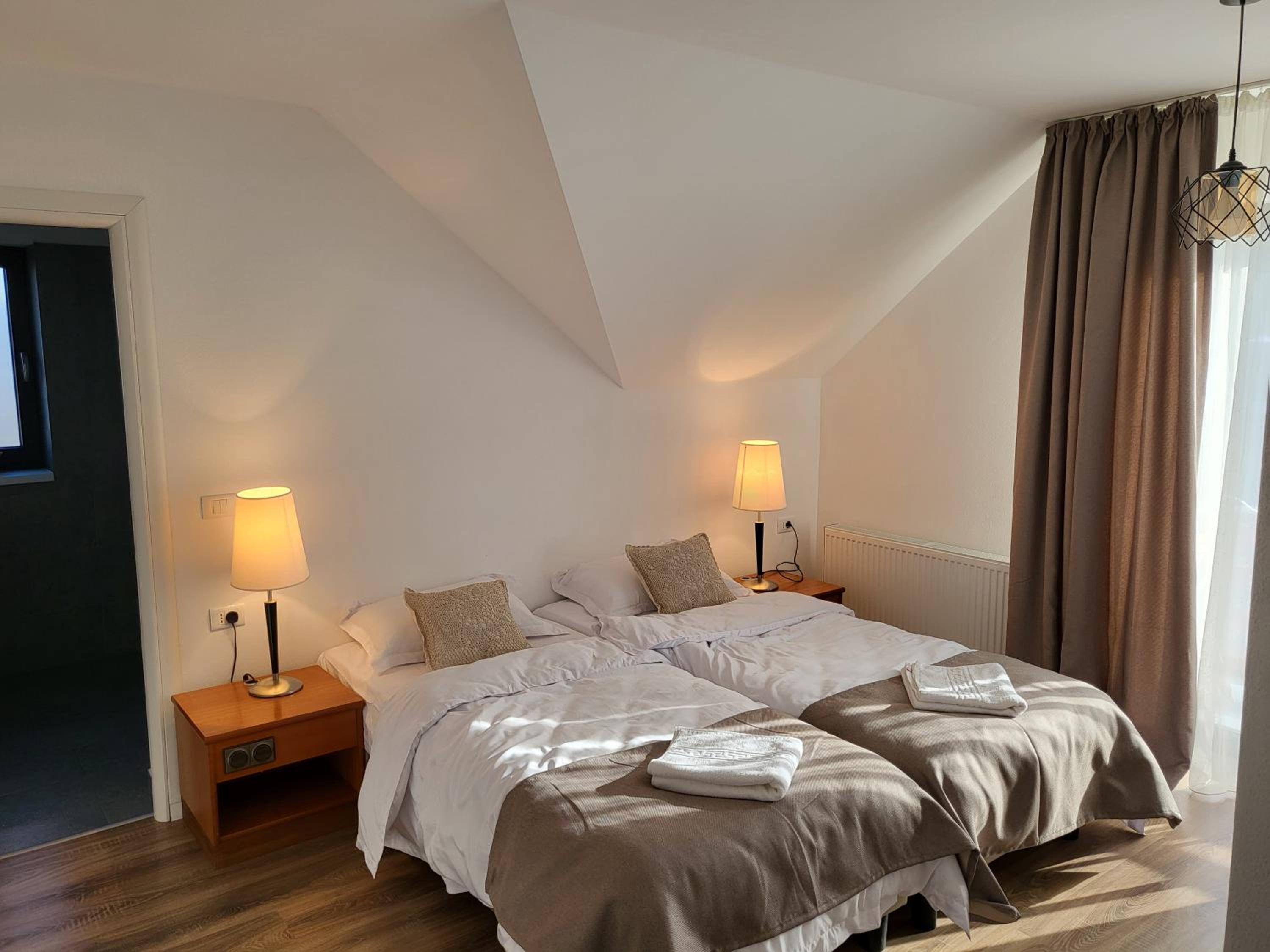 Double Room with Private Bathroom - Photo 7