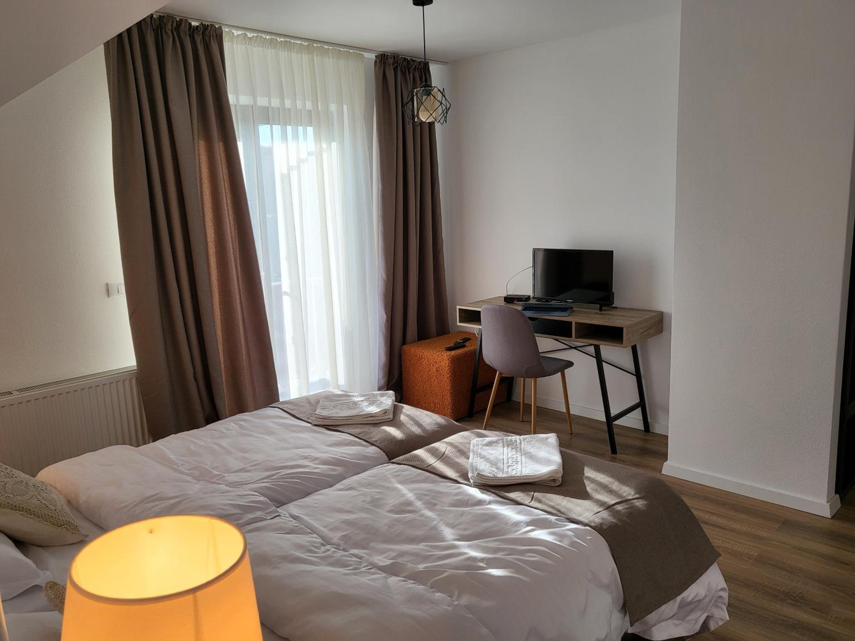 Double Room with Private Bathroom - Photo 8