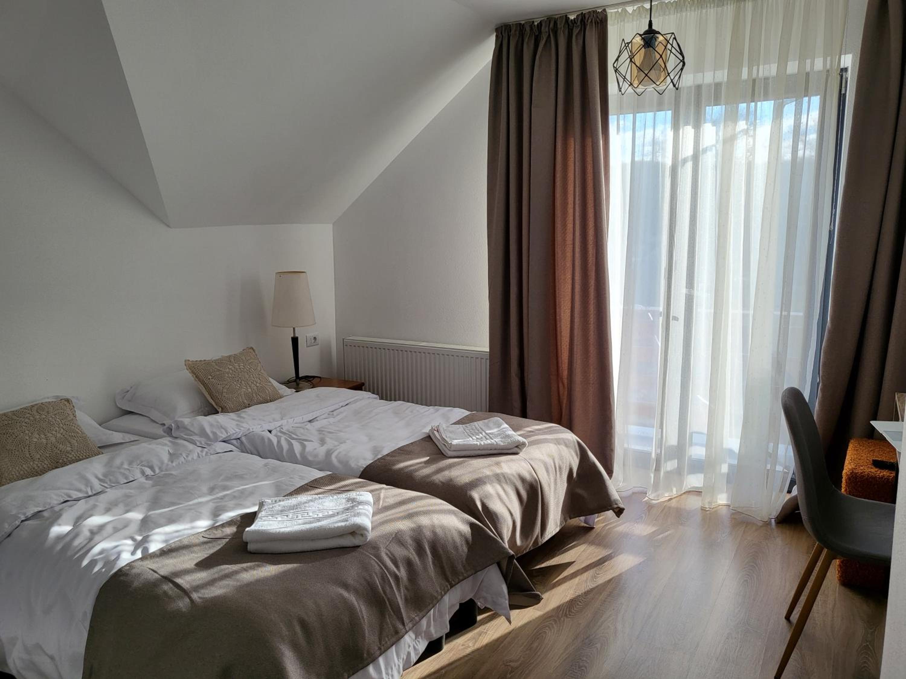 Double Room with Private Bathroom - Photo 9