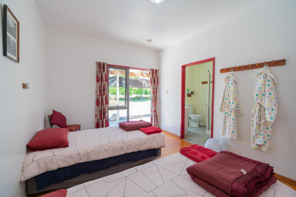 Twin Room with Private Bathroom photo 2