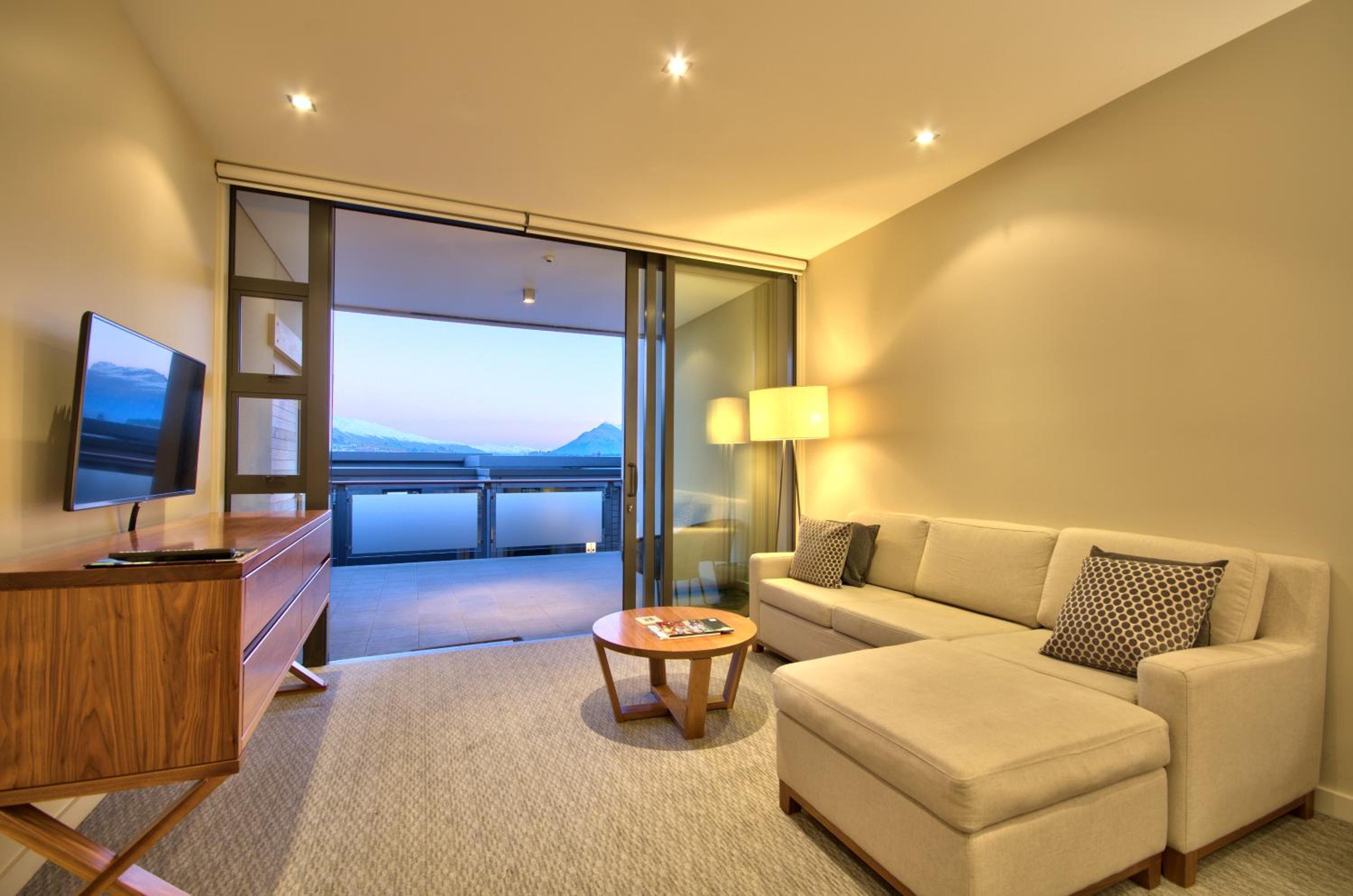 Superior King Room thumbnail 6