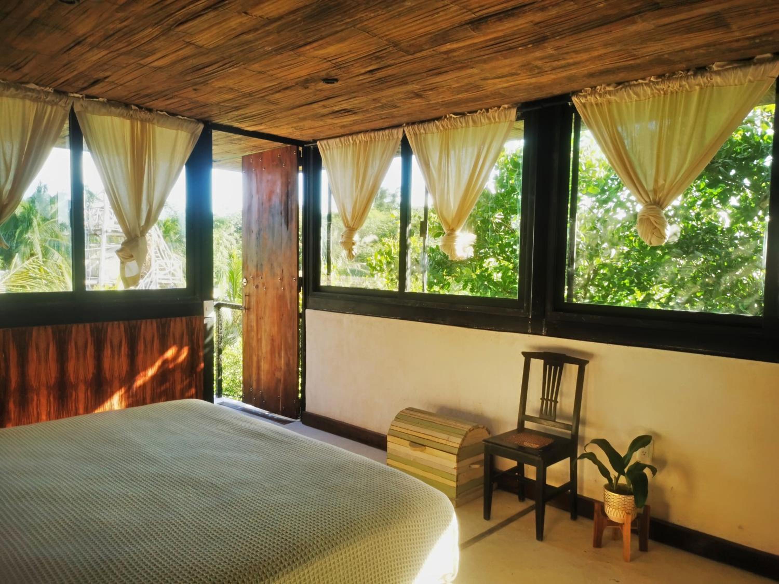 Queen Room with Garden and Jungle View - Photo 15