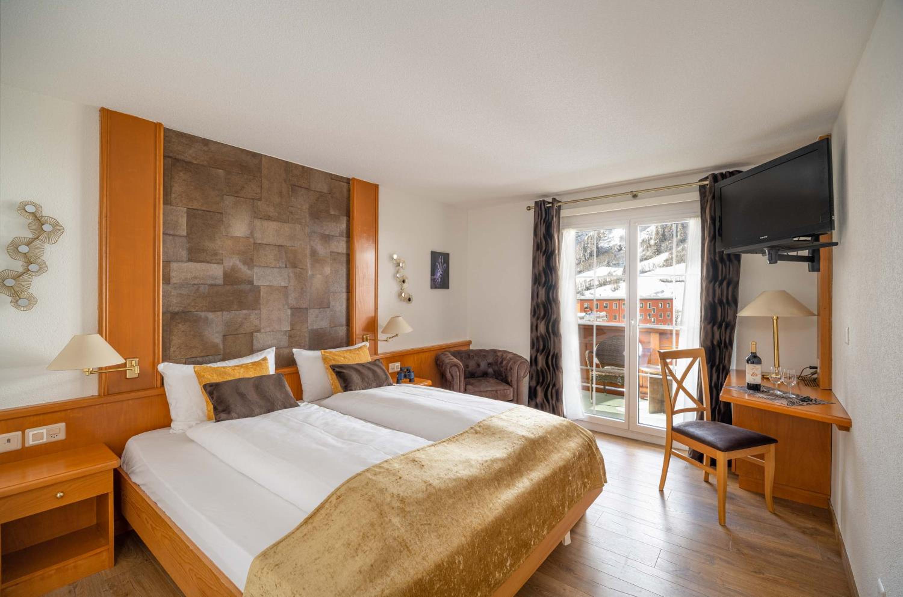 Queen Room with Balcony - Photo 1
