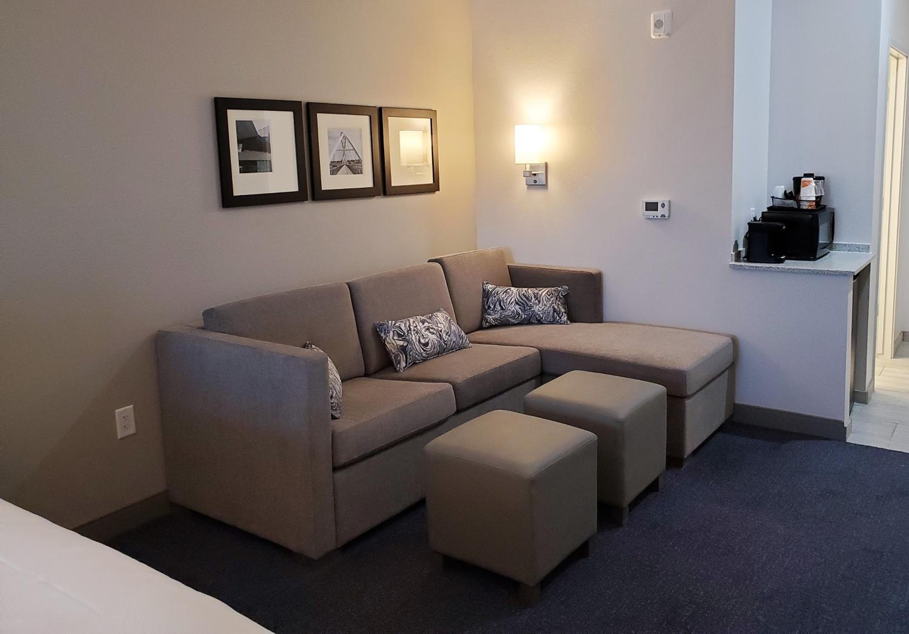1 King Bed, 1 Room Suite, Sofabed - Photo 2